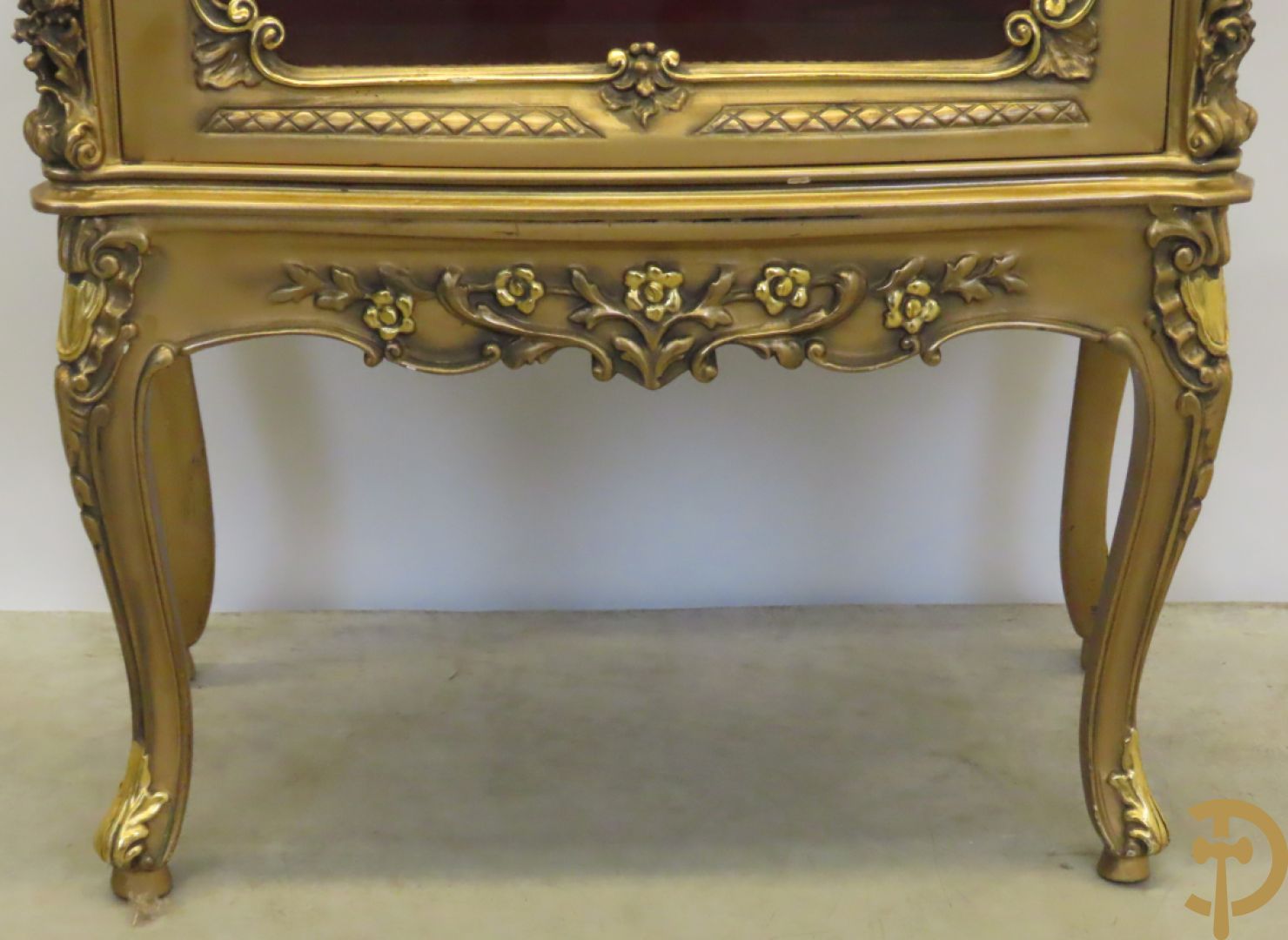 Vergulde vitrine met accanthusranken en ornamentiek in de ruiten geslepen, bovenaan bezet met marmeren blad