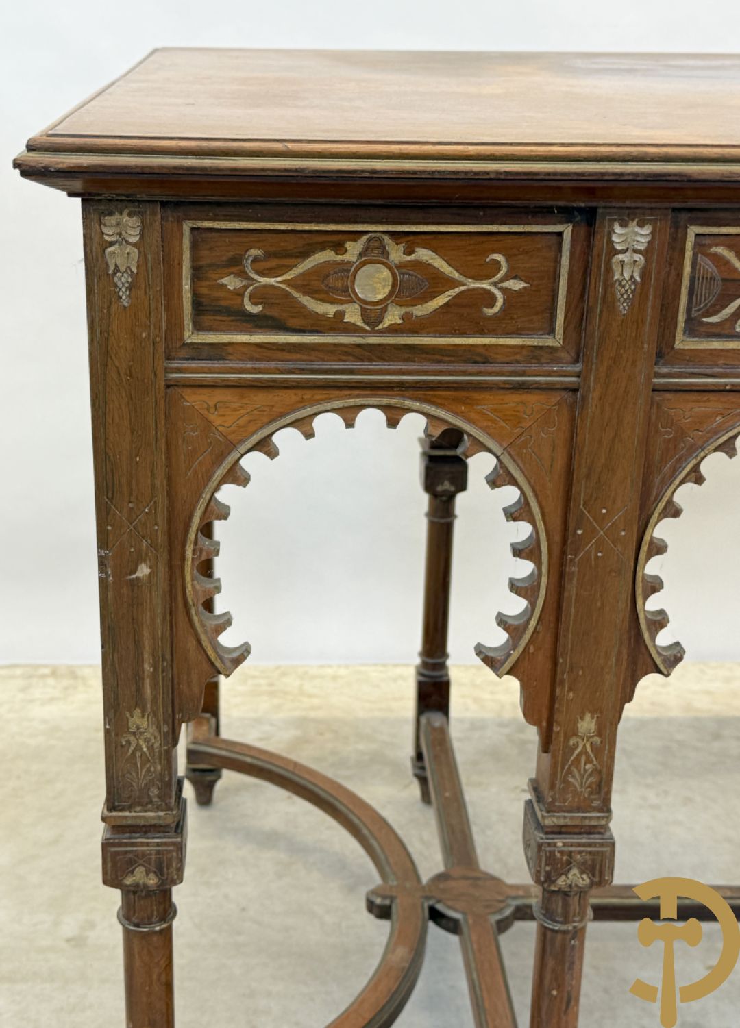 Syrische schrijftafel in exotische houtsoorten met 3 lades op 8 poten met boogvormige en deel vergulde motieven, 19e