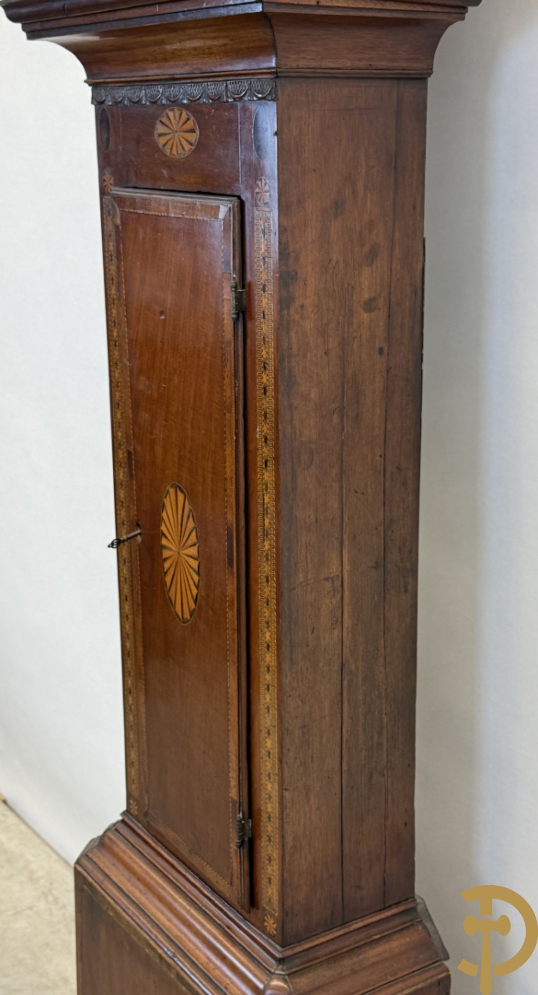 Engelse staande grootvadersklok met handbeschilderd tafereel in de wijzerplaat