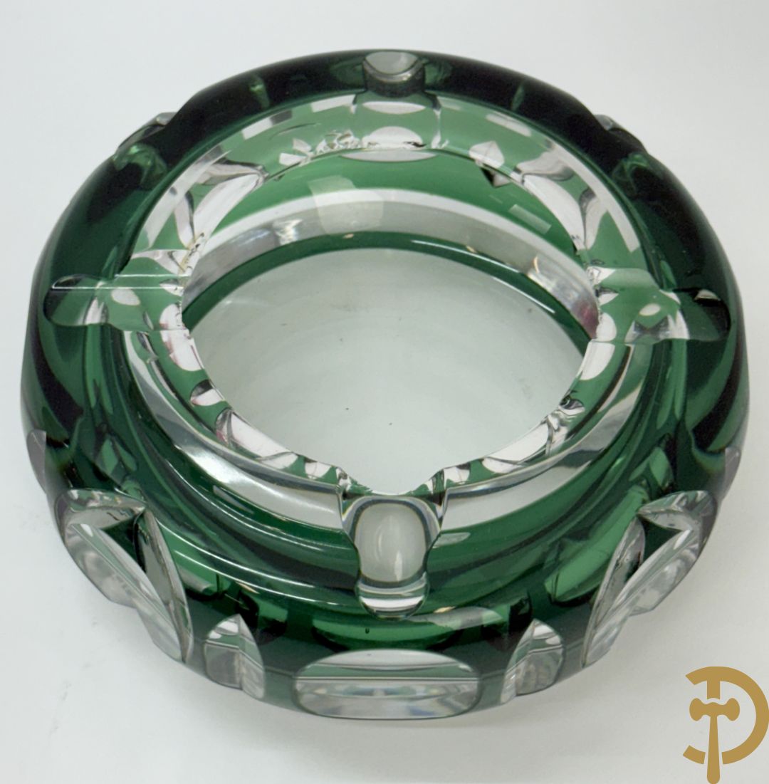 Vier kristallen karaffen w.o. 1 Saint Louis + schenkkan in Boheems kristal + vaas + getorste gekleurde Val-Saint-Lambert vaas + groen gekleurde asbak Val-Saint-Lambert