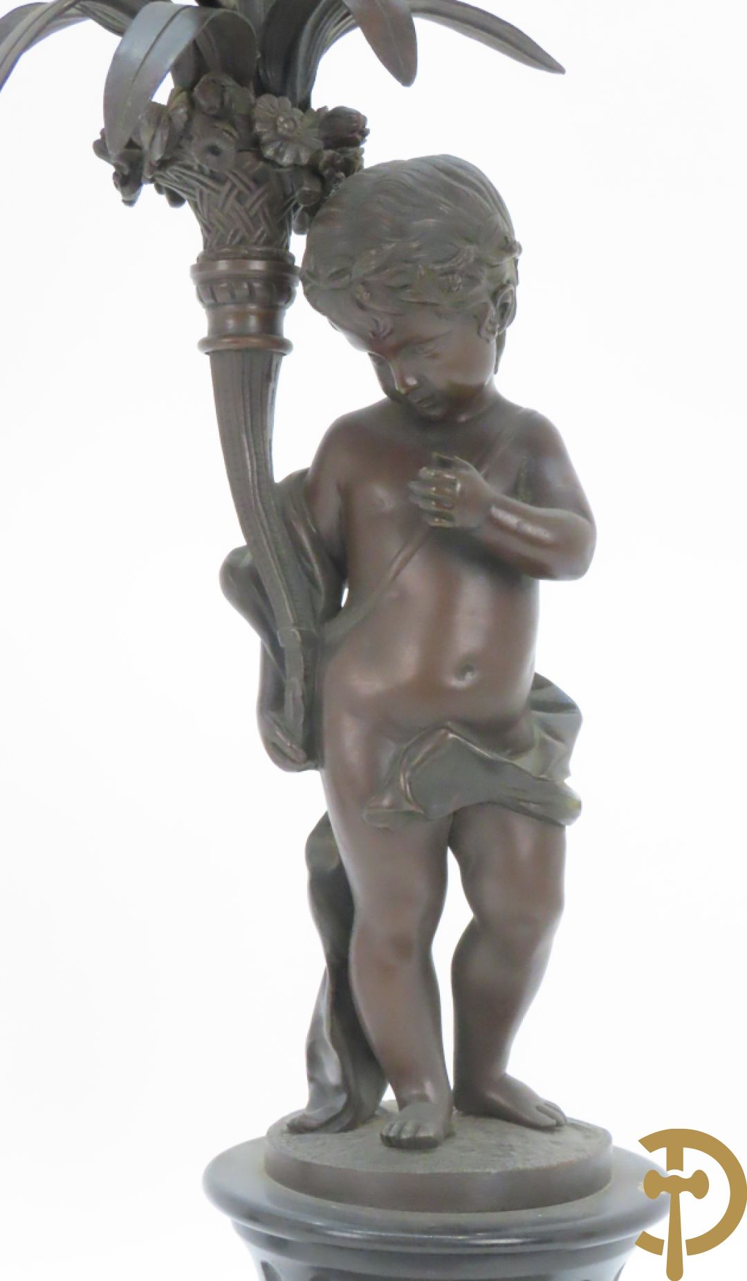 CLODION getekend - Paar elegante bronzen dames met tambour en fruit, geflankeerde door jonge faune, op marmeren klokstel - opgebouwd als garnituur met 2 kandelaars met bronzen kindjes dragende een toorts met bloemen en kaarsen