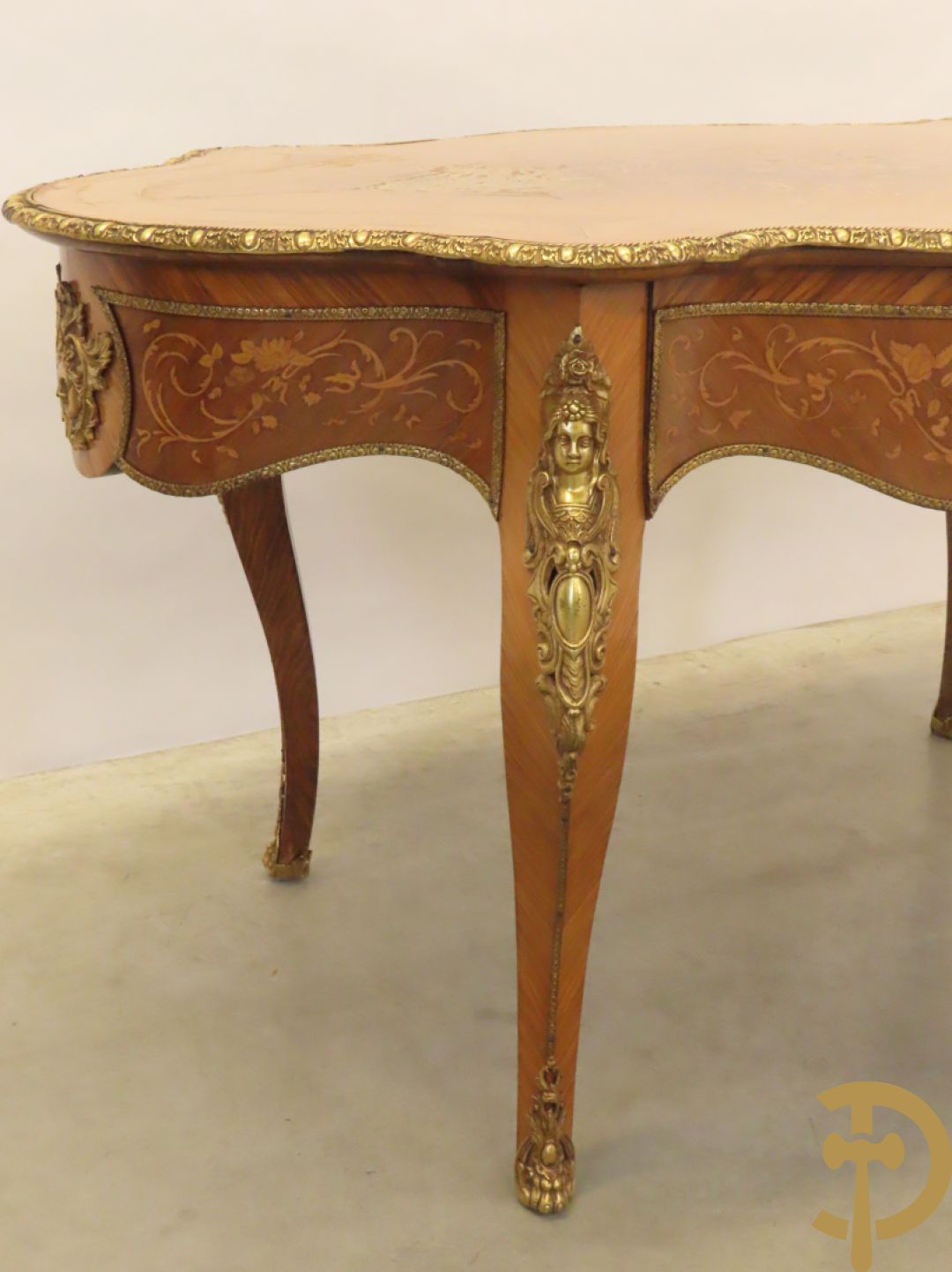 Gemarketteerde ovale notelaren tafel bezet met bronsbeslag van dameshoofden + stoel