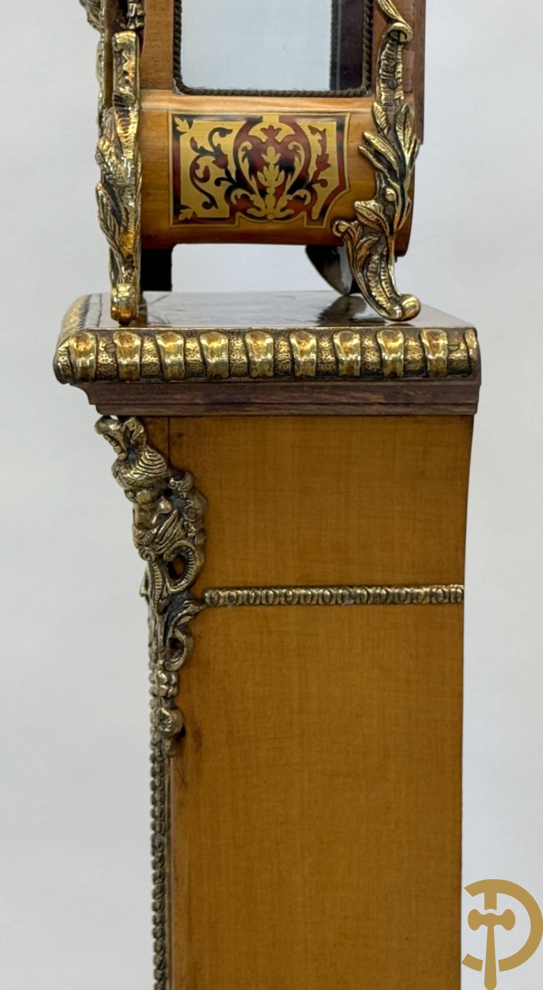 Italiaanse notelaren kartel met marqueterie en bronsbeslag, bovenaan bekroond met cupido - met bihhorende gemarqueteerde console met inleg van koper en schildpadimitatie, decor van amfoor en bronzen medusahoofd