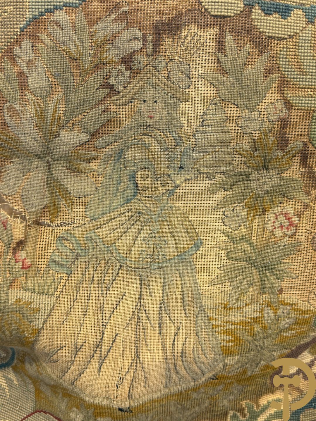 Vier vergulde Louis XIV kasteelarmzetels met geanimeerde scènes in petit points, 19e