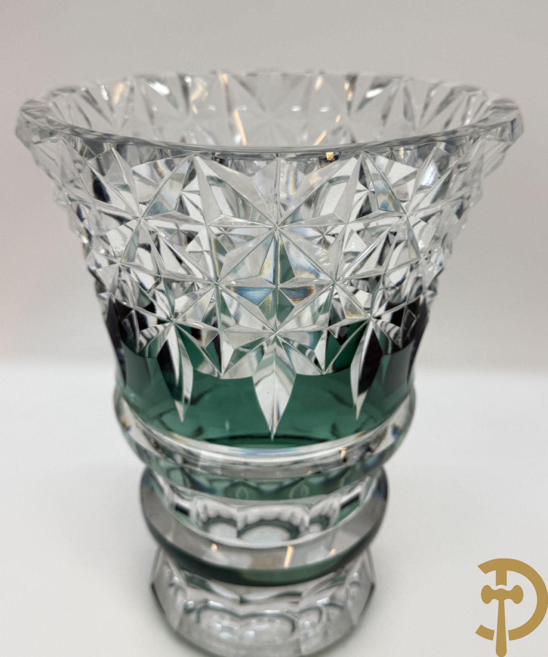 Gekleurde bolvormige kristallen handgeslepen Val-Saint-Lambert vaas, gemerkt 1197 + groene krsitallen Val-Saint-Lambert vaas + rode geslepen Val-Saint-Lambert vaas