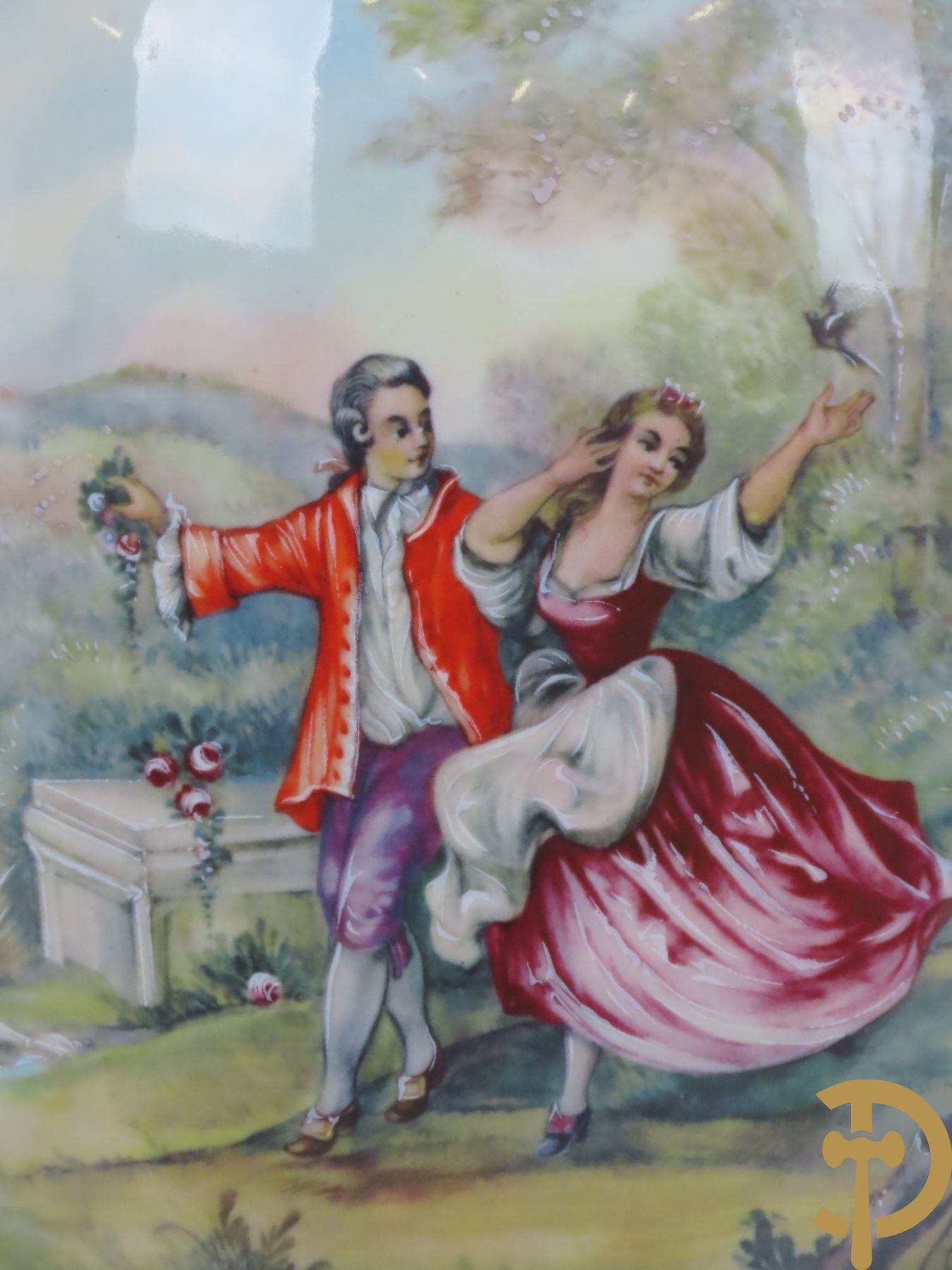 Paar Sèvres stijlvazen met geanimeerd romantisch decor, zijdelings bezet met bronzen medusahoofden, Rouly getekend