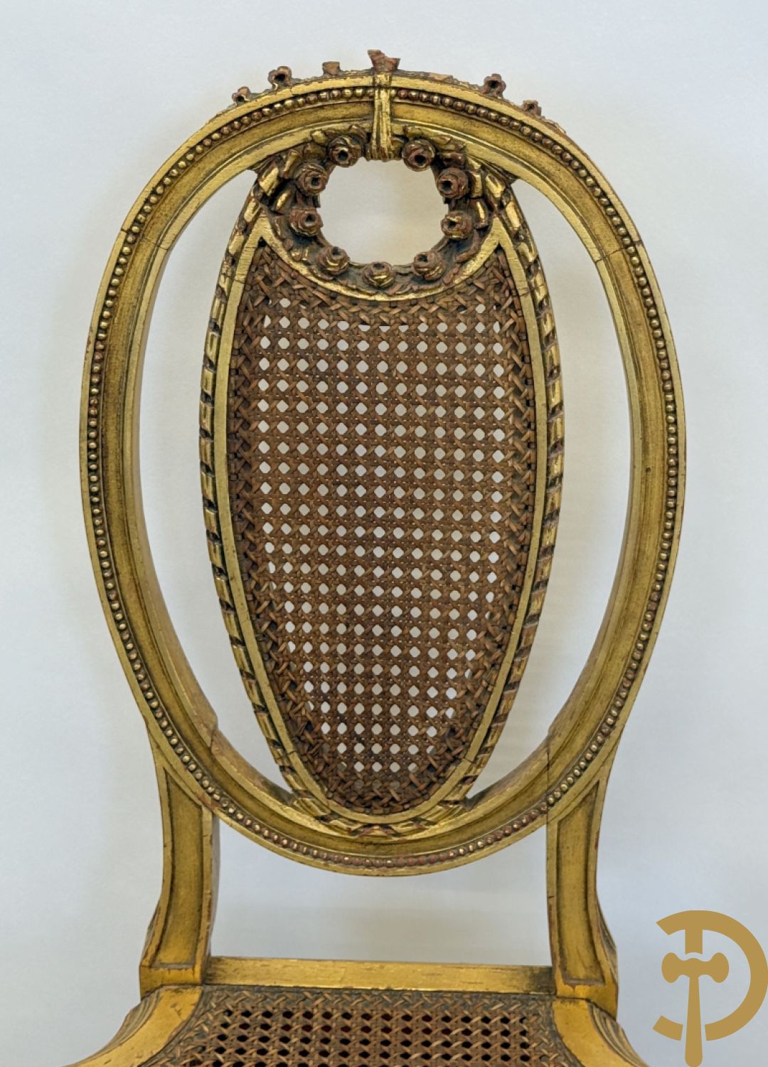 Ovale vergulde salontafel met Louis XVI motieven op gecanneleerde poten - met marmeren blad + 2 vergulde Louis XVI stoelen