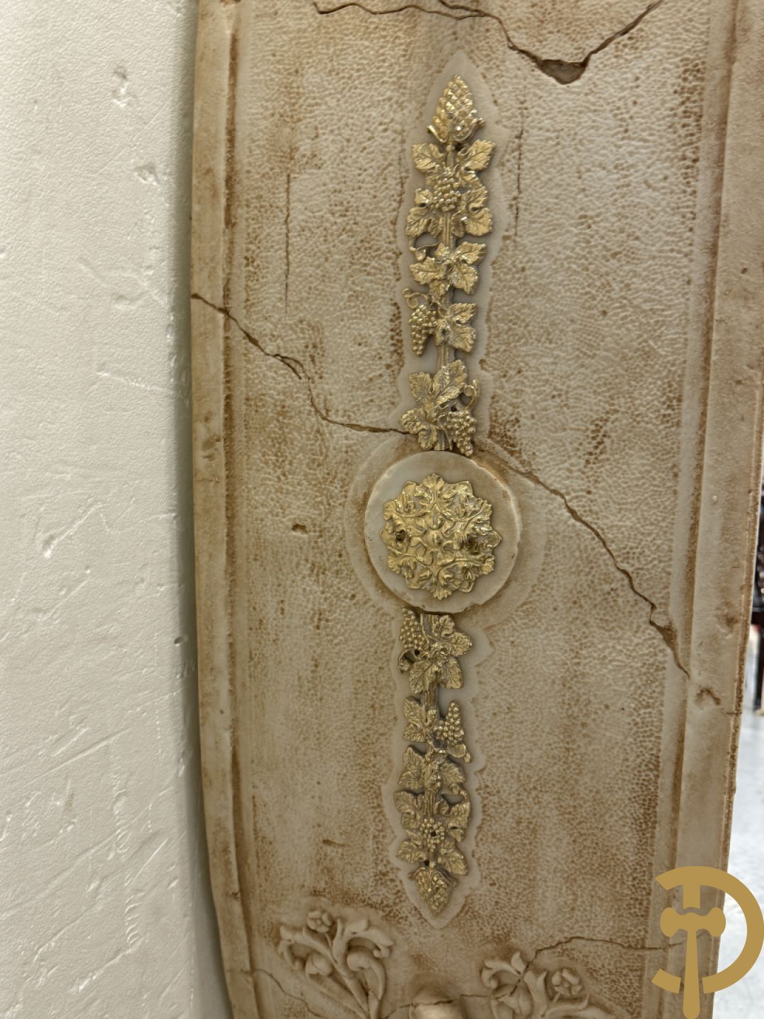 Uitzonderlijke eetkamer bestaande uit dressoir met 4 deuren en 2 lades op voluutvormig onderstel met rocailles opzij en boven met spiegel + bijhorende vitrine + console + spiegel + tafel op voluutvormig onderstel + 6 bijhorende armzetels met koperen frame - uniek ontwerp door de firma Vidal Grau Spaanse makelij, begin jaren 