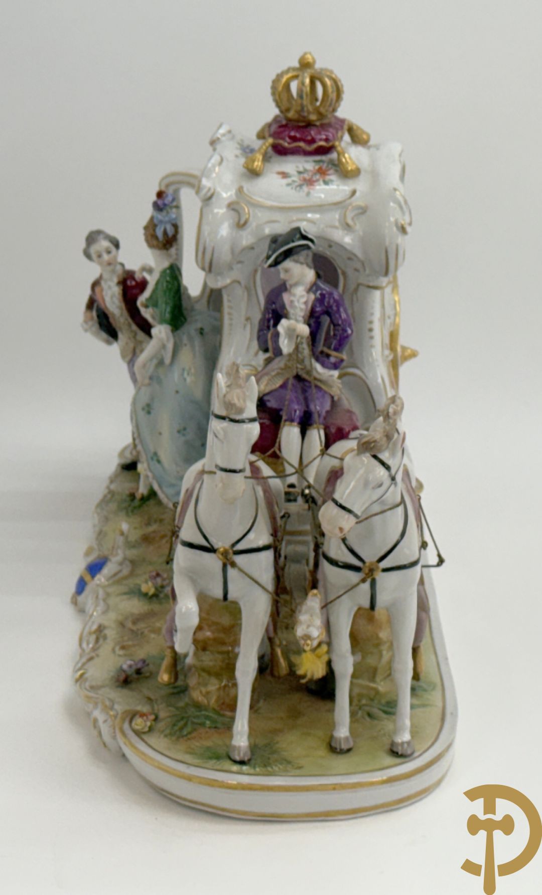 Porseleinen meerkleurige groep met koets, edeldame, lakei, ruiter en 2 paarden