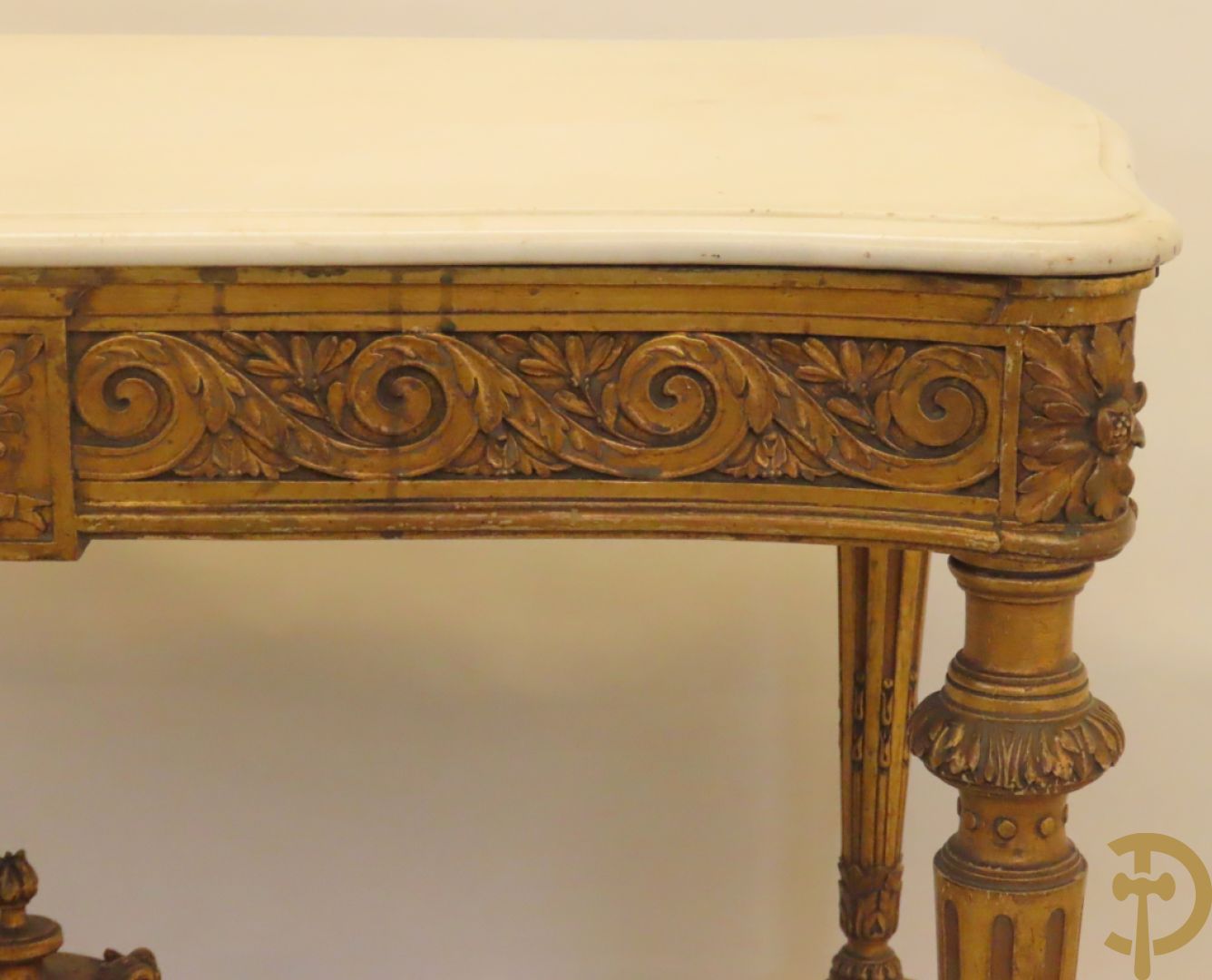 Vergulde salontafel met Louis XVI motieven op gecanneleerde poten