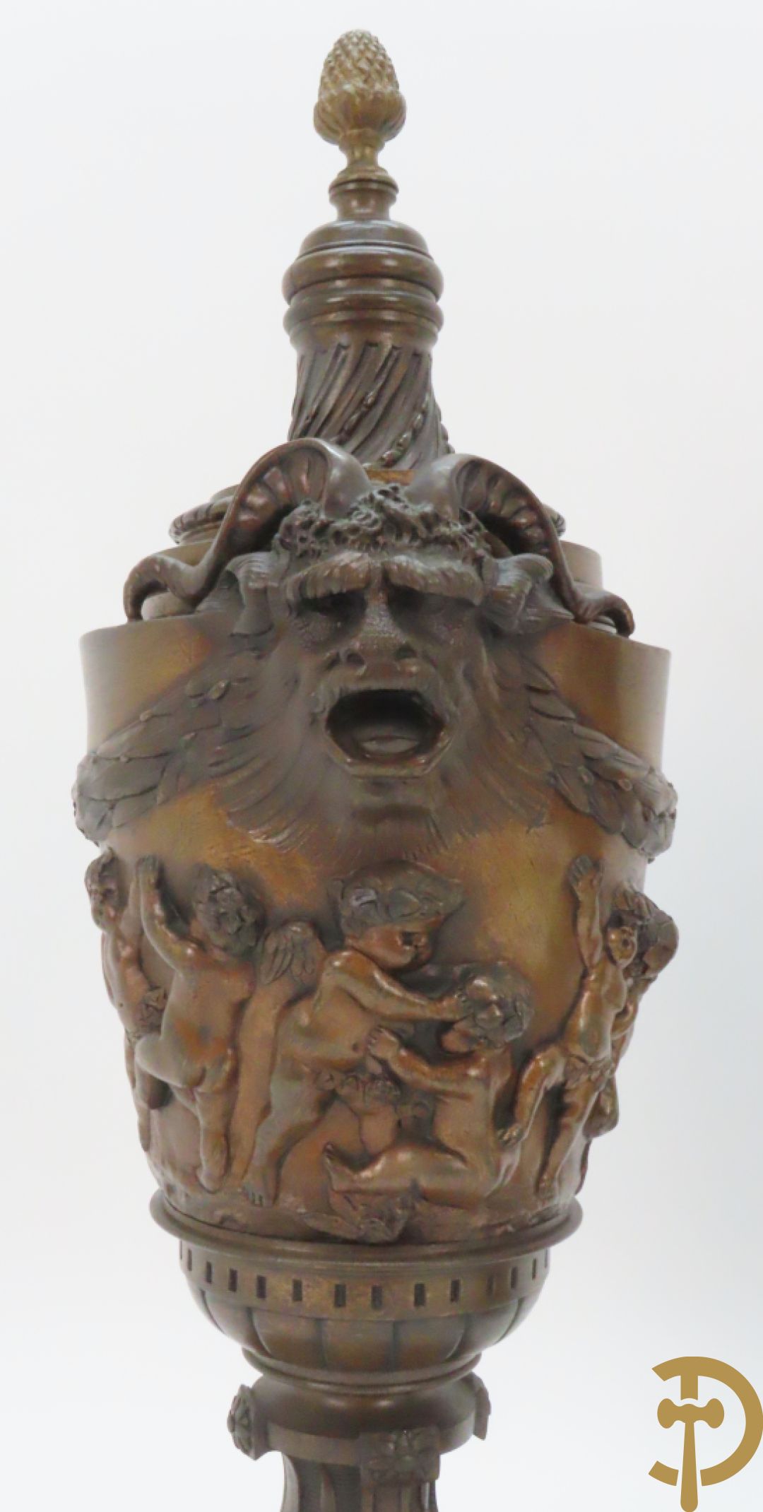 Paar bronzen cassolettes omgeven door dansende cupido