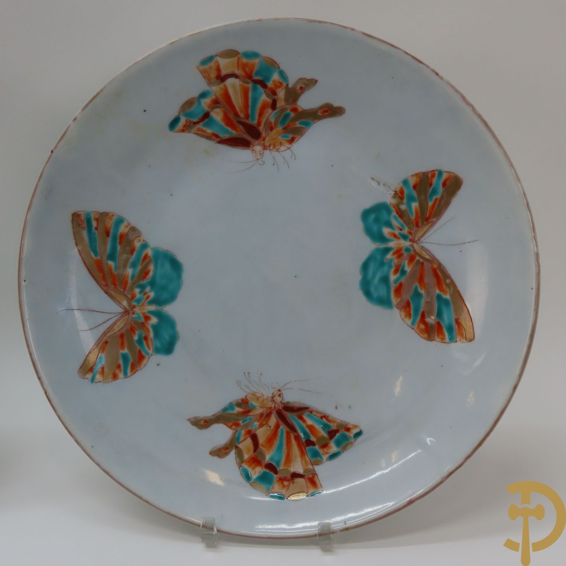 Paar porseleinen borden met vlinderdecor