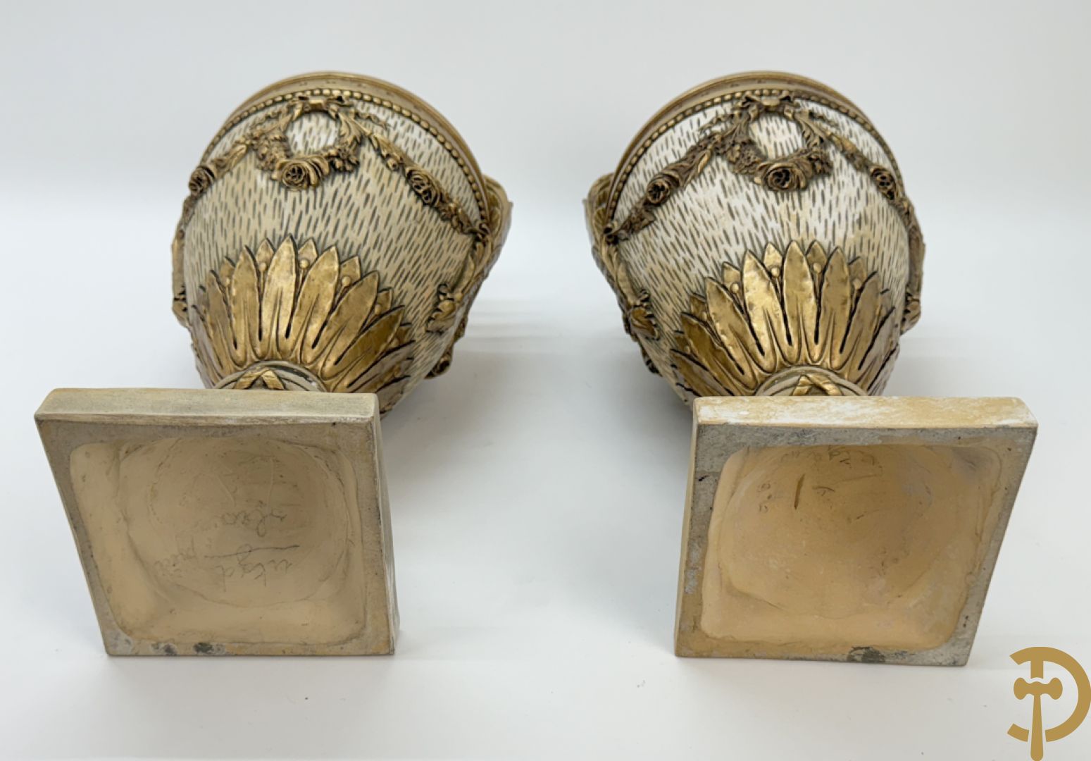 Paar cassolettes in composiet met vergulde Louis XVI motieven