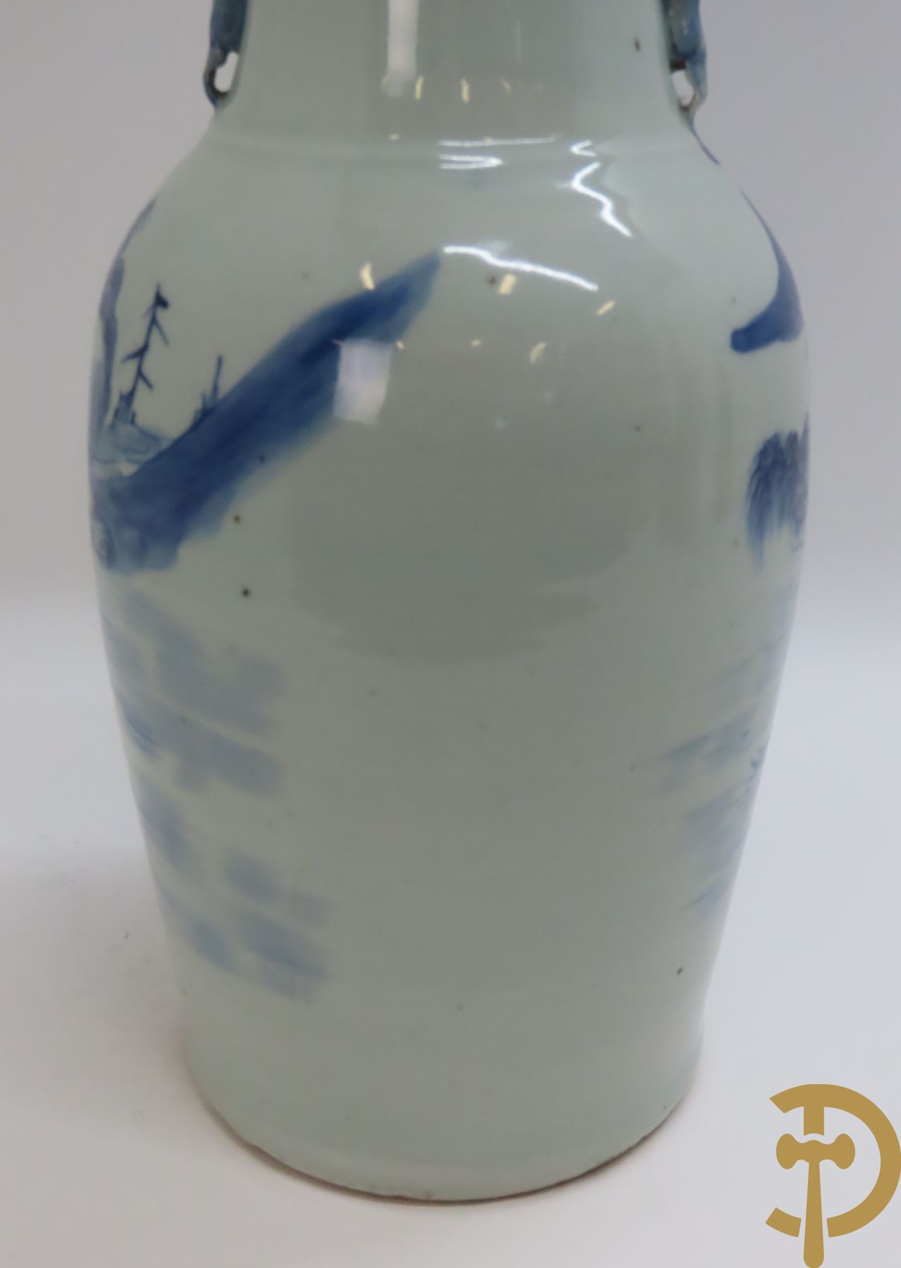 Chinese porseleinen vaas met geanimeerd blauw/wit landschapsdecor en huizenzicht
