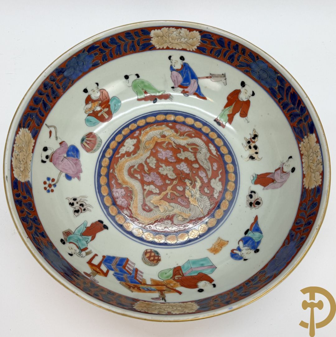 Japanse porseleinen Imari coupe met drakendecor omgeven door personages