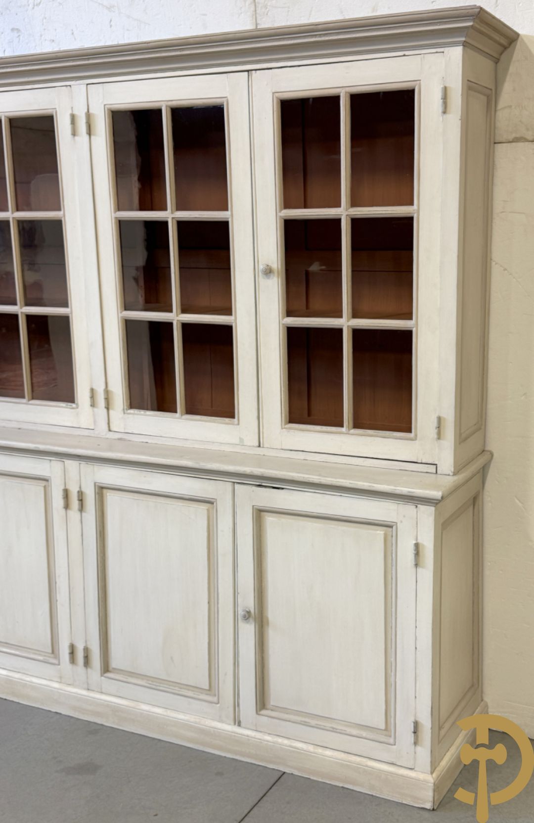 Beschilderde vitrine / buffet met 6 beglaasde deuren bonvenaan en 6 gesloten deuren onderaan