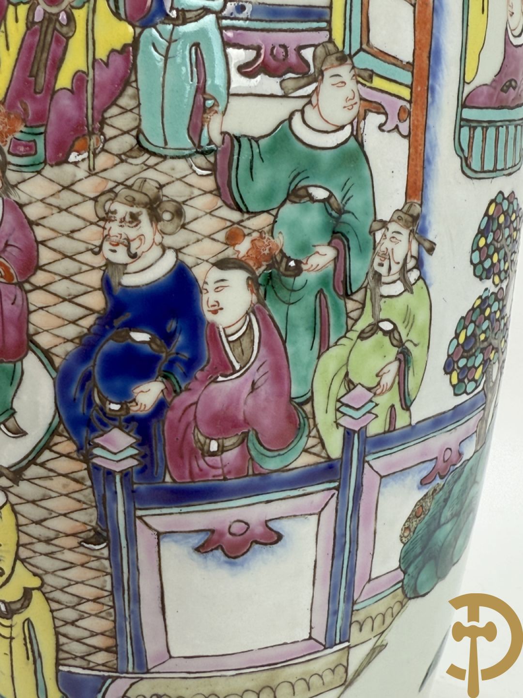 Chinese porseleinen vaas met dubbel decor van geanimeerd interieurzicht en mannen op paarden