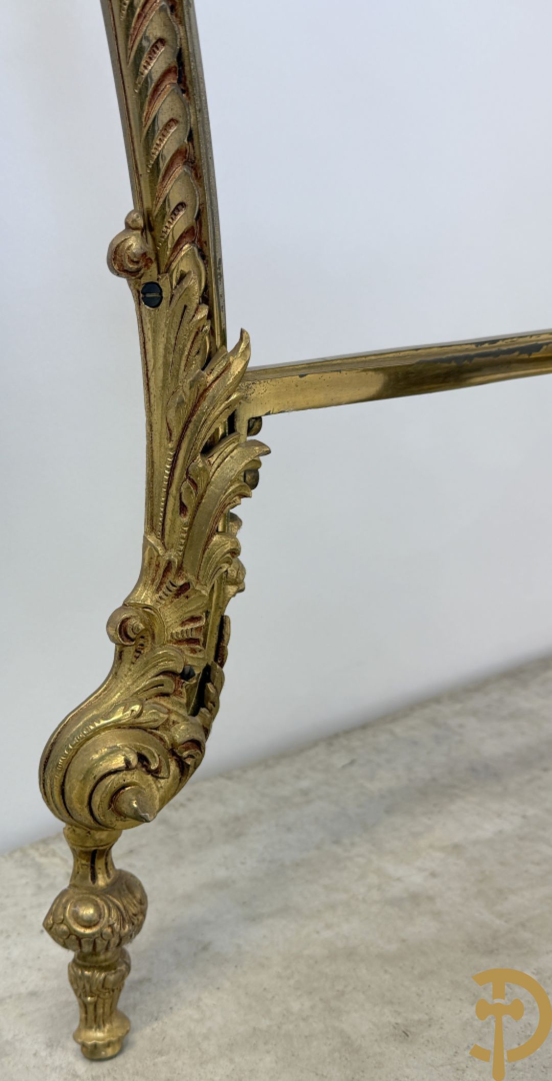 Koperen sierconsole Louis XV stijl met wit marmeren blad op 4 voluutvormige poten + bijhorende spiegel