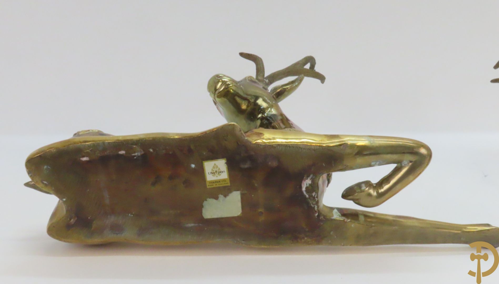 Paar koperen liggende herten