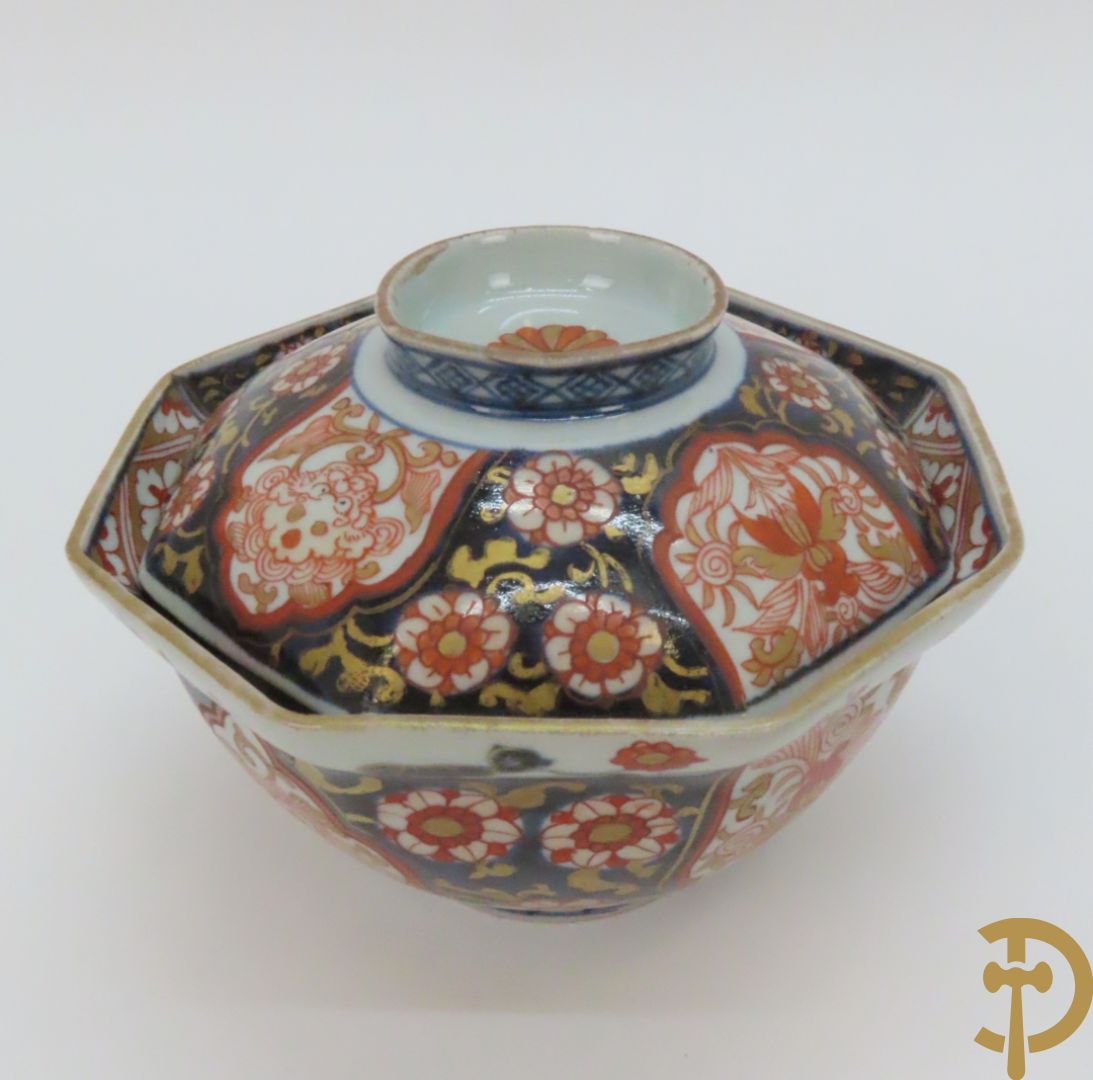 Paar Imari borden + 1 ander Imari bord + 2 Imari coupjes + Imari schoteltje