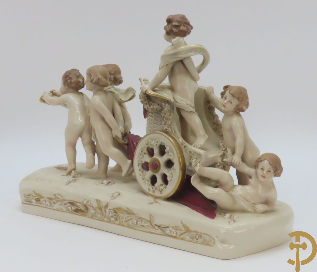 Koets in Royal Dux getrokken door cupido