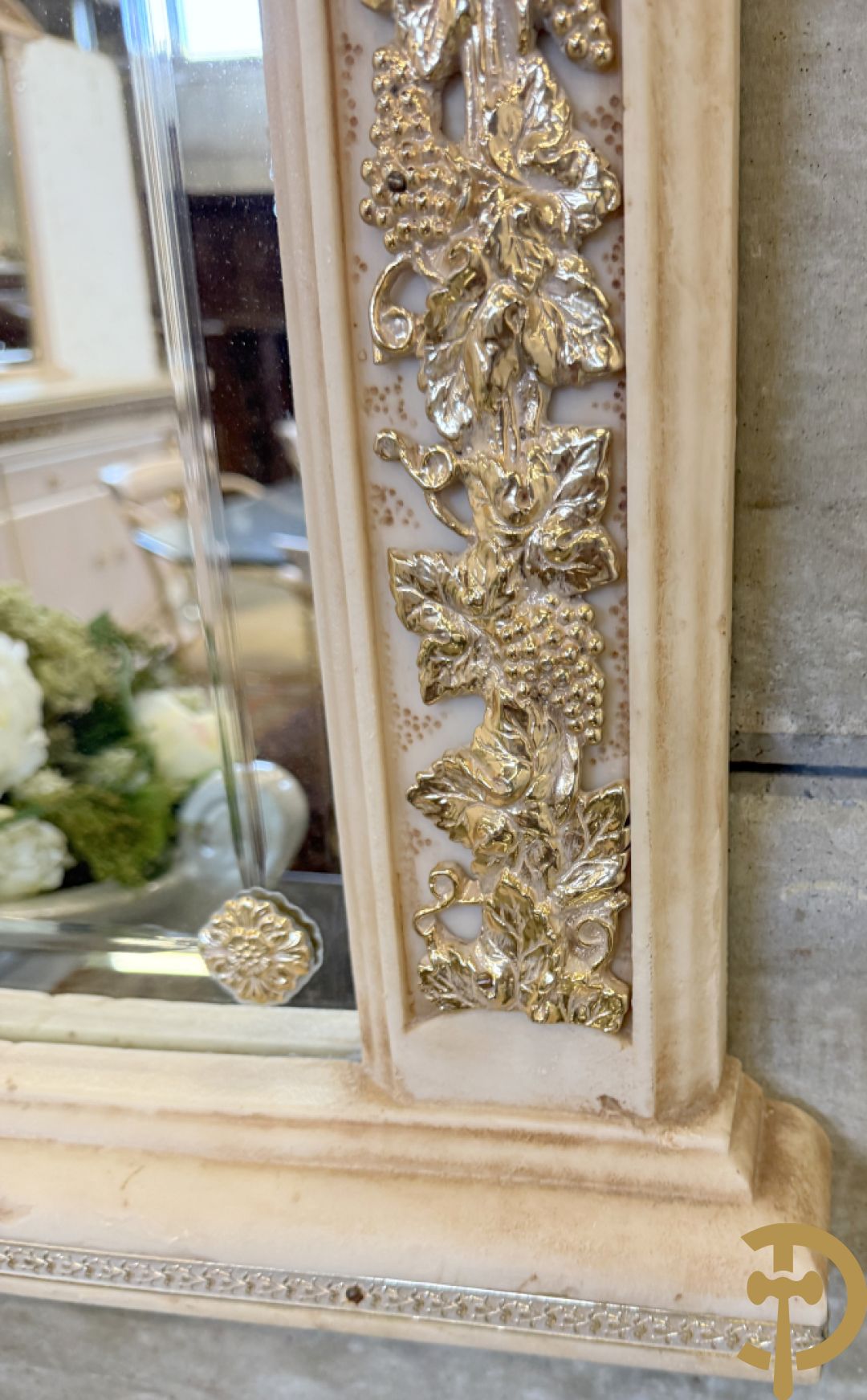 Uitzonderlijke eetkamer bestaande uit dressoir met 4 deuren en 2 lades op voluutvormig onderstel met rocailles opzij en boven met spiegel + bijhorende vitrine + console + spiegel + tafel op voluutvormig onderstel + 6 bijhorende armzetels met koperen frame - uniek ontwerp door de firma Vidal Grau Spaanse makelij, begin jaren 