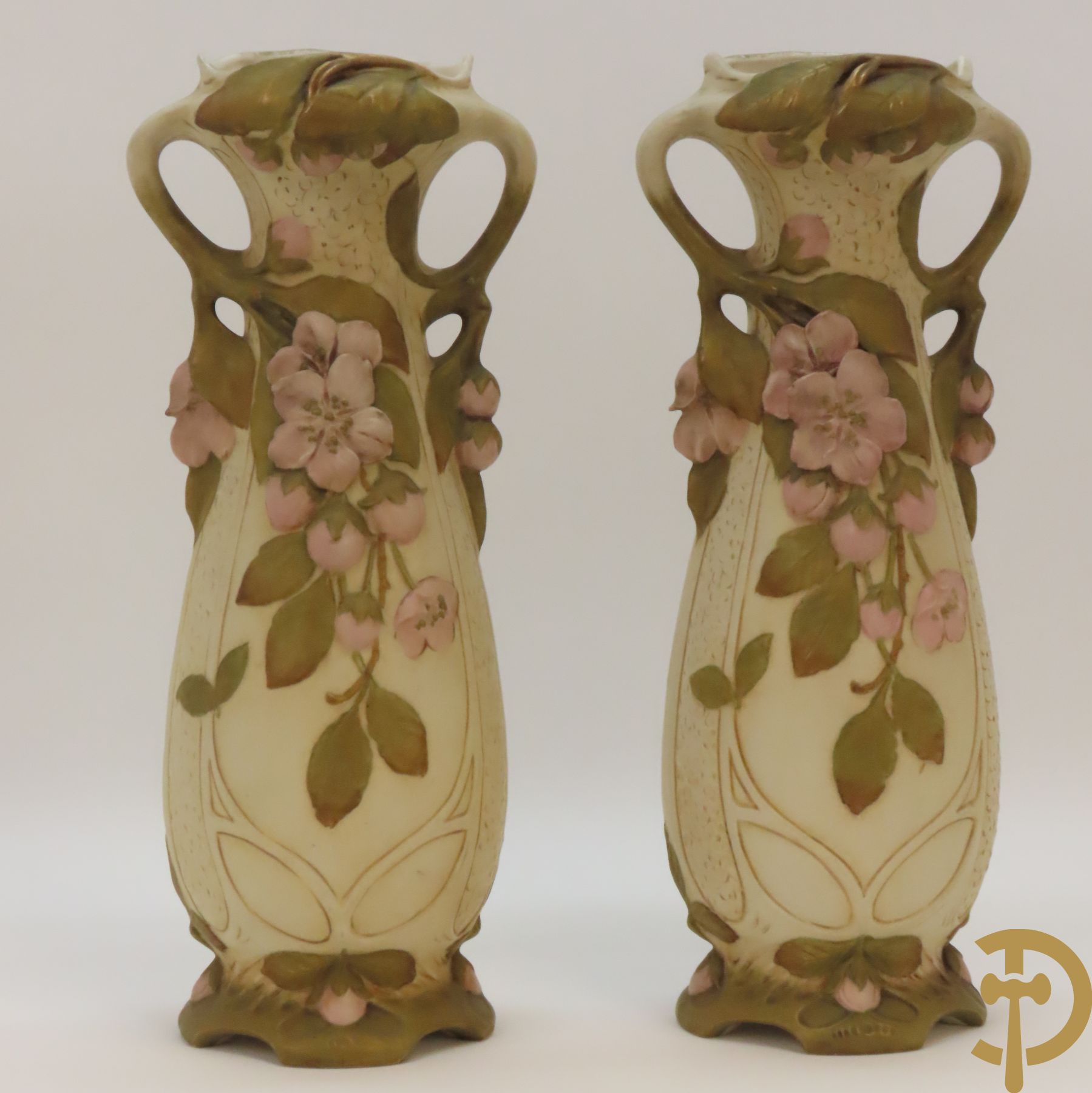 Paar Royal Dux vazen, Art Nouveau stijl, met bloemen bezet, Nummer 5505