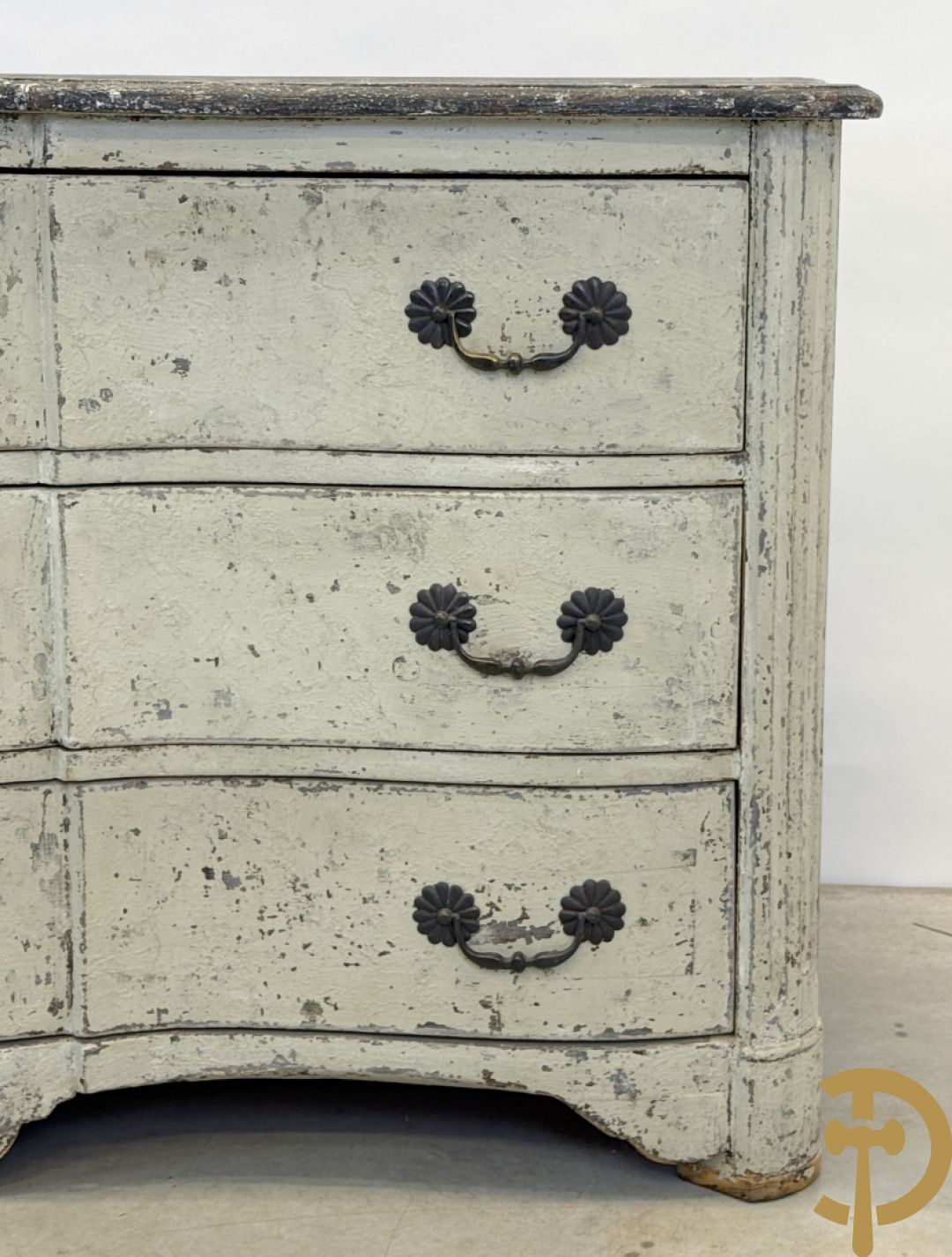 Gepatineerde 3 laden commode met bronzen trekkers en sleutelplaten