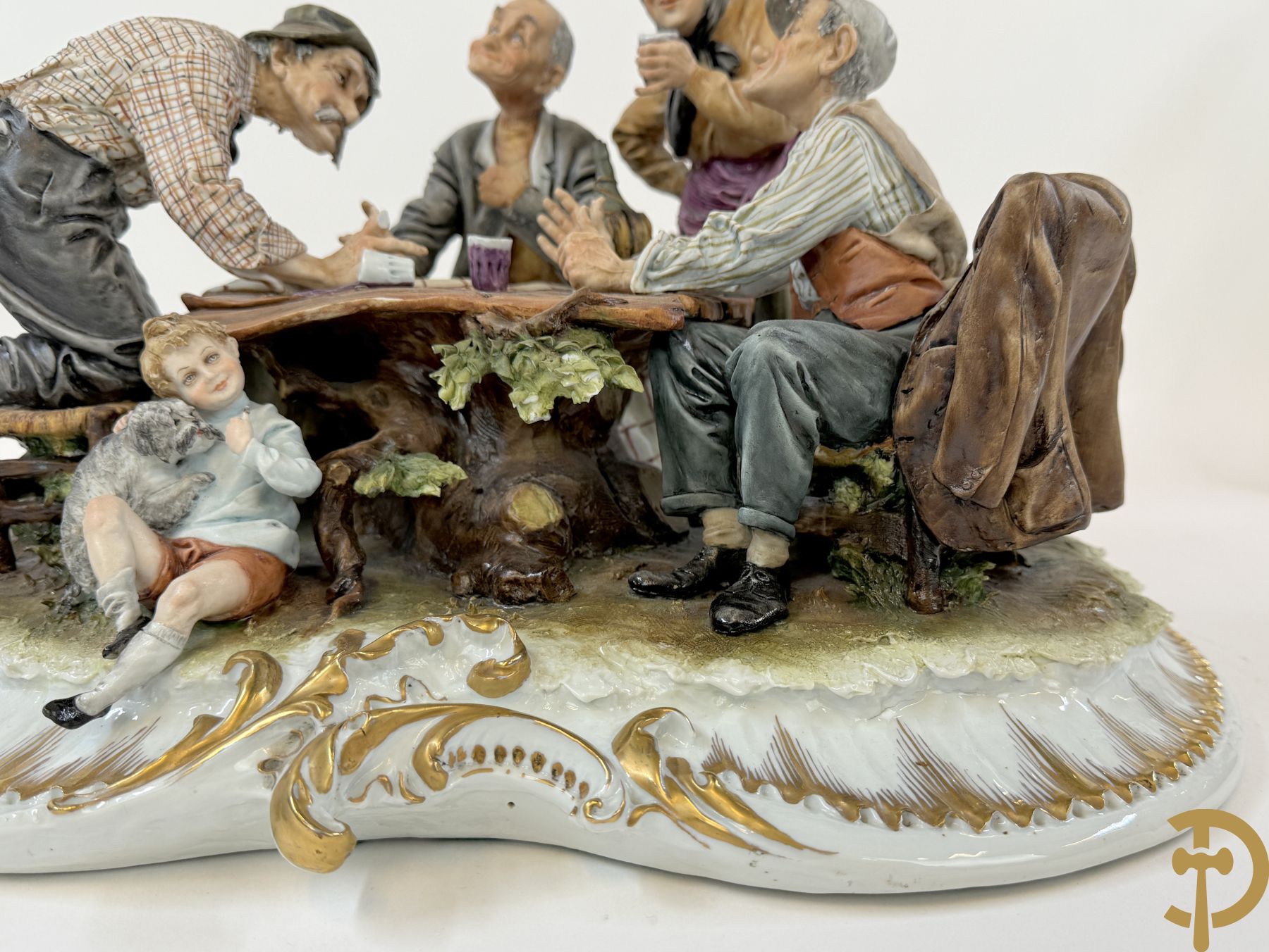 Twee grote Italiaanse groepen in 
gekleurde biscuit : jongens plukken appels - onderonsje aan tafel + 4 groepen in gekleurde Italiaanse biscuit