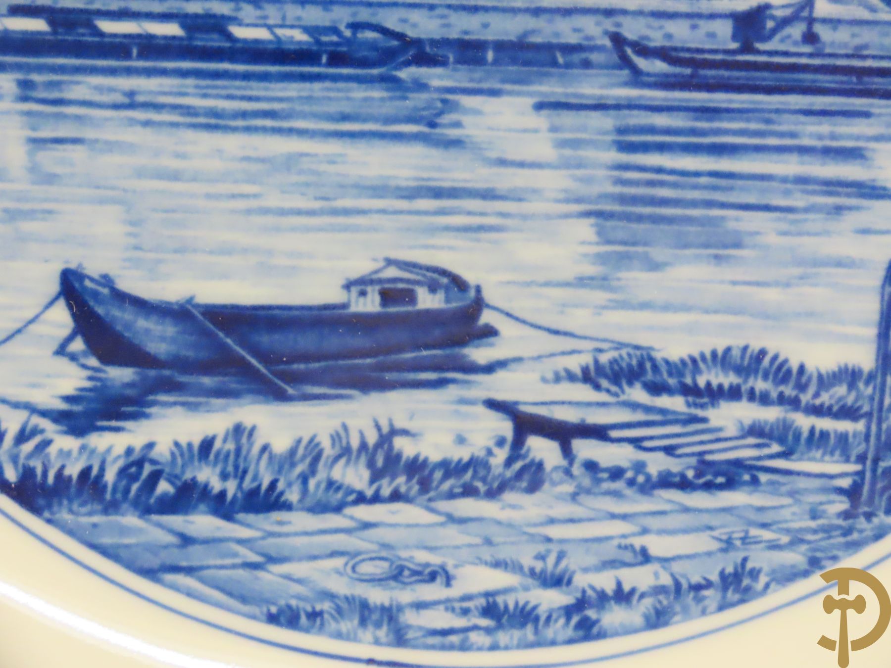 Zes porseleinen borden onder gemerkt met zwaarden / Meissen : 1 bord met stadstafereel, 1 verlucht bord met drakendecor, 1 bord met vogeldecor, 1 met bloemen en 2 met bloemendecor omgeven door vergulde rand