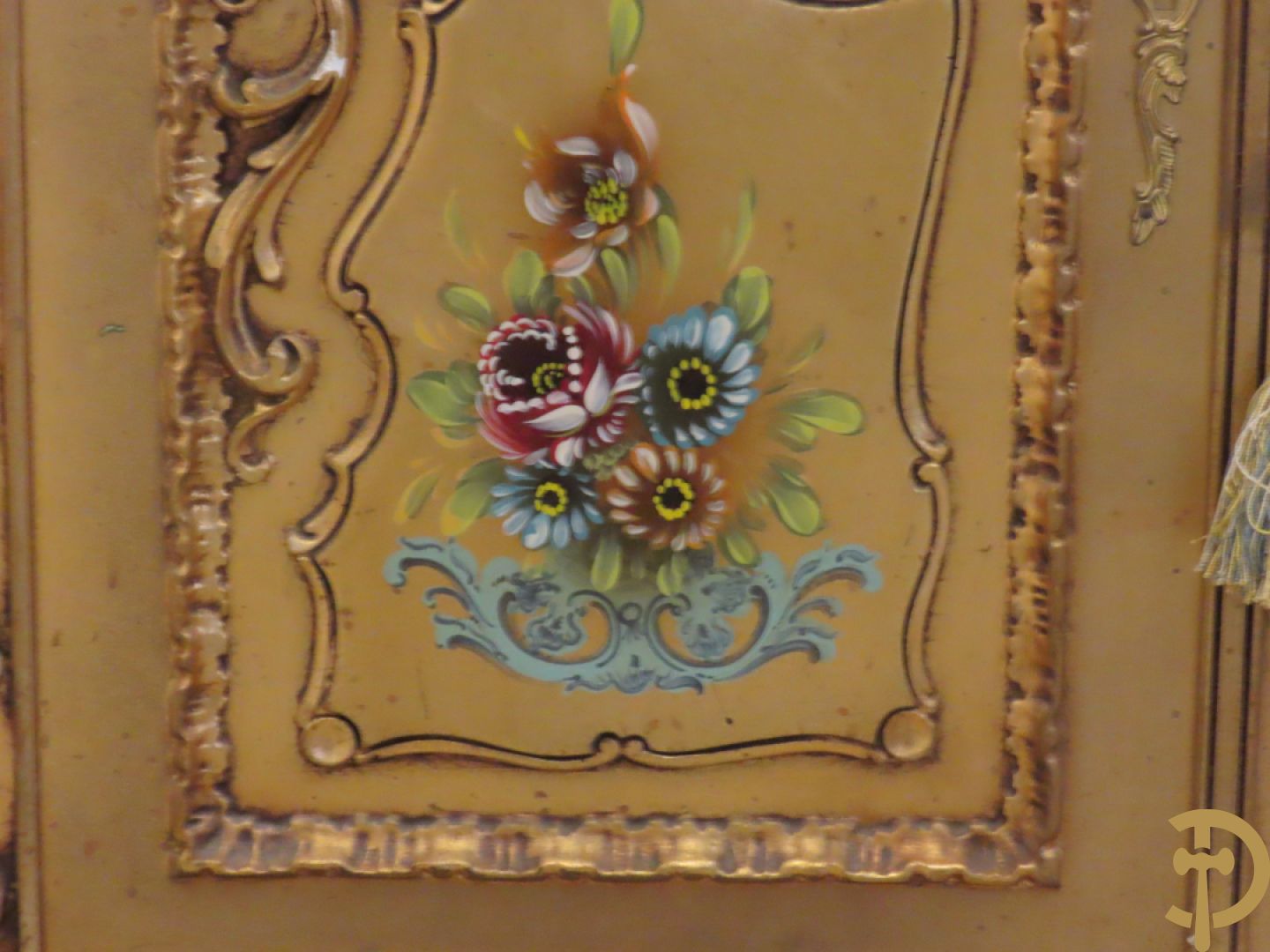 Uitzonderlijke vergulde Louis XV eetkamer bestaande uit vijfdeursdressoir met voluutvormige accanthusranken en rocailles, beschilderd met bloemenmotieven en centraal tafererel met hoornen des overvloeds + bijhorende spiegel vergulde tafel op voluutvormige poten met zes bijhorende stoelen + vitrine met accanthusranken en centrale deur, op voluutvormige poten