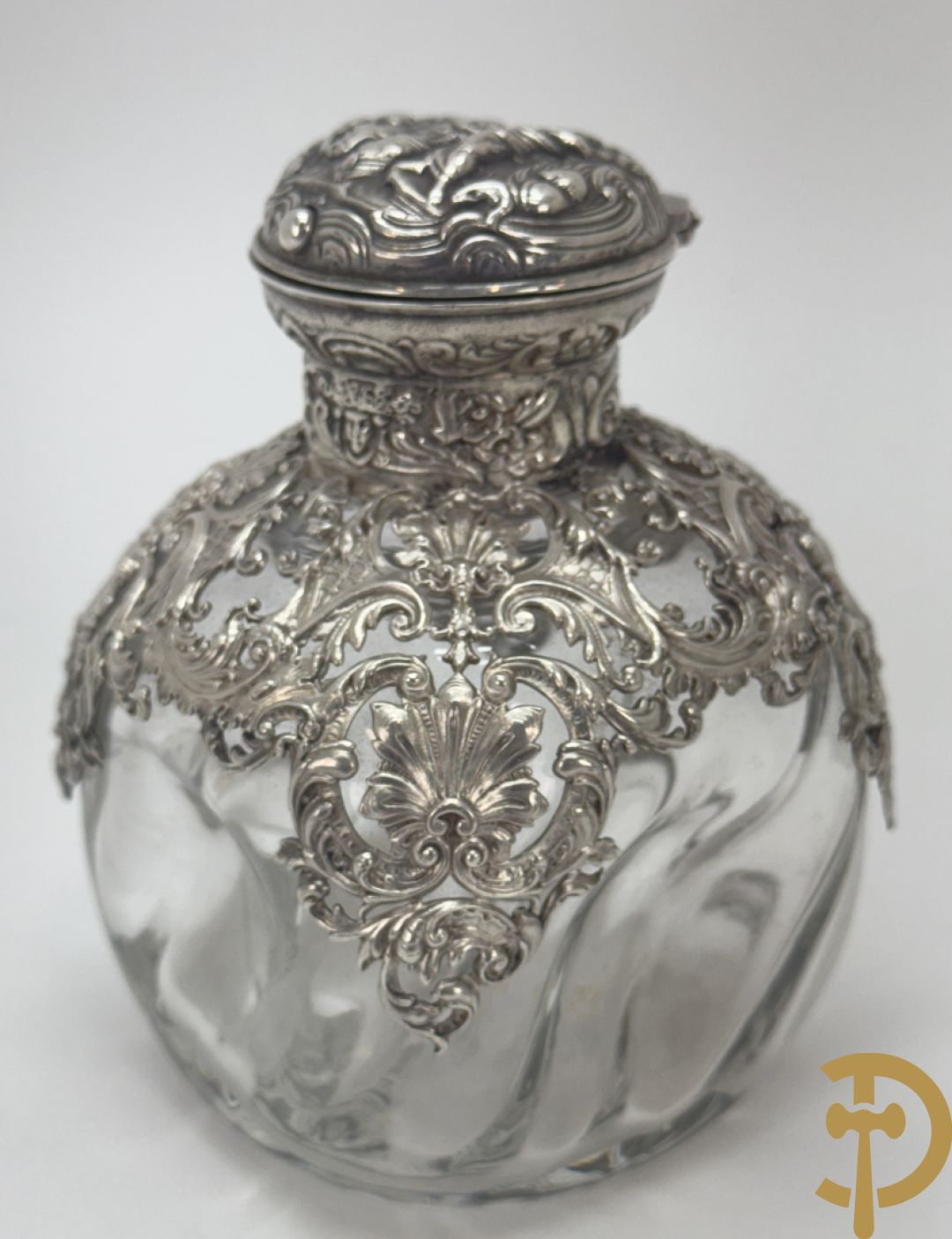 Kristallen flacon met verzilverd omhulsel en geanimeerd tafereel + kristallen coupe met verzilverde rand + kristallen coupe met vergulde louis XVI strikken en guirlandes