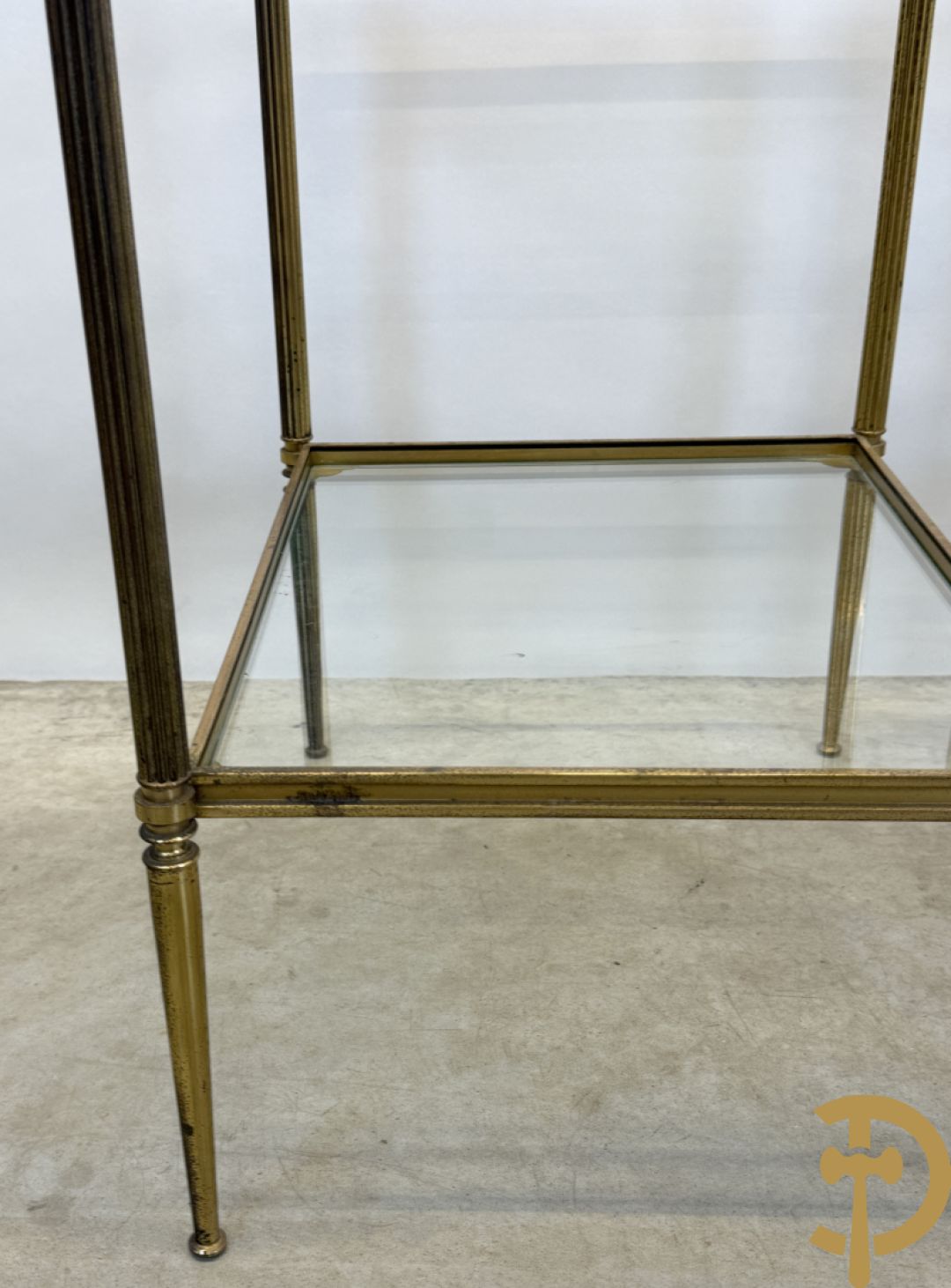 Paar koperen bout de canapé bijzettafels + koperen étagèretafel met gefumeerd glas