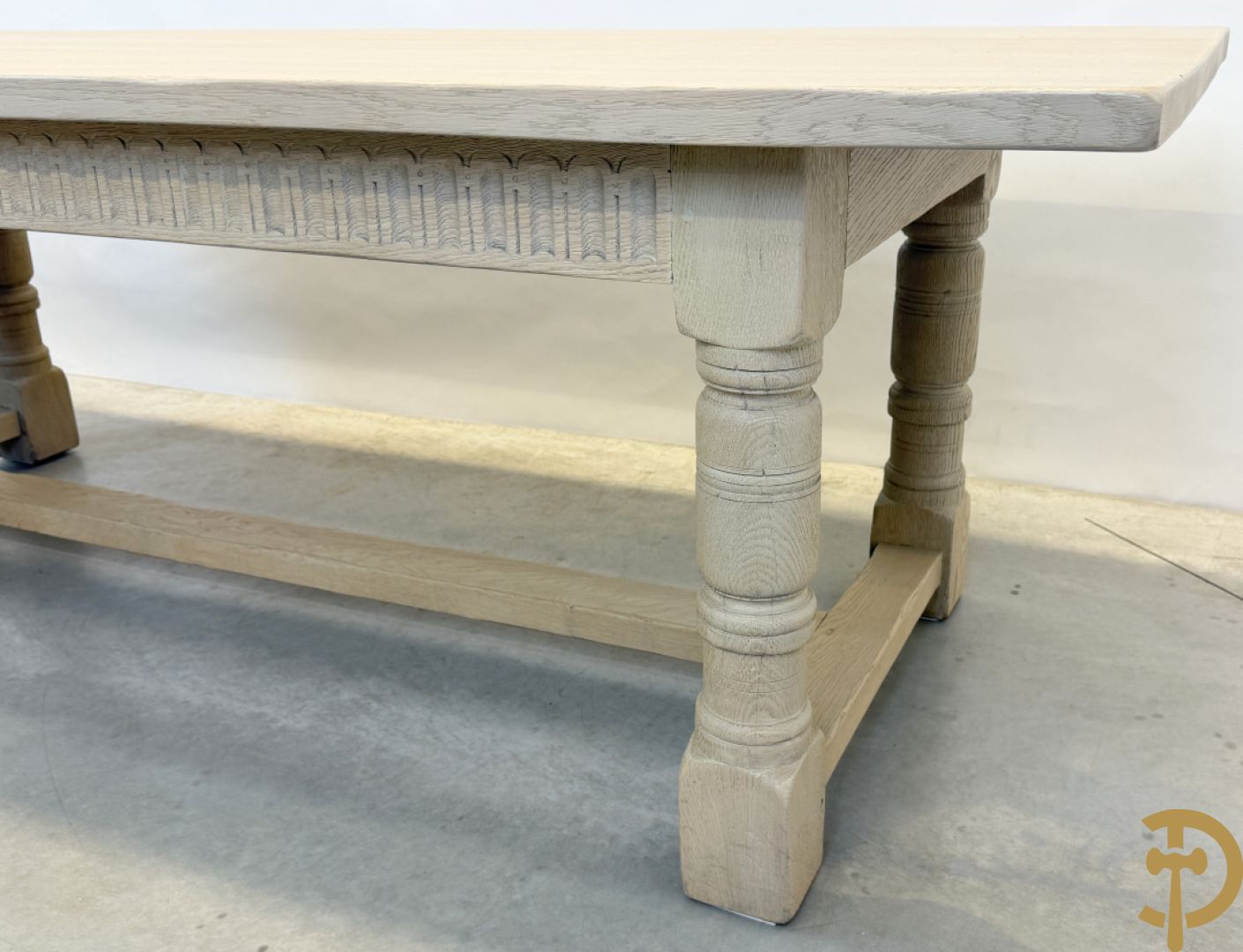 Eiken geceruseerde lange tafel met zijdelingse cannelures op ballusterpoten