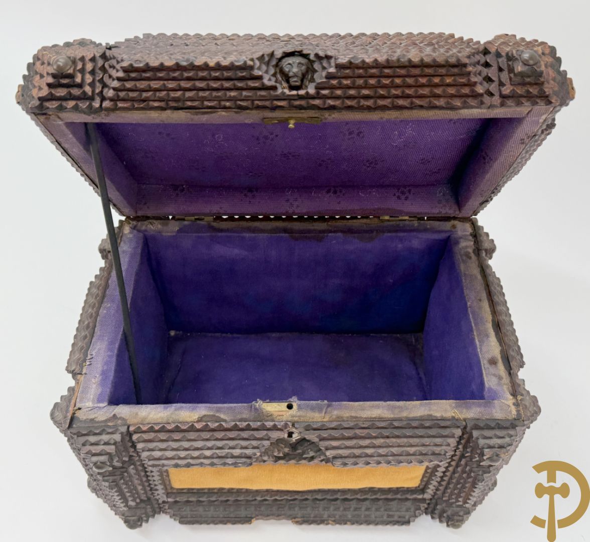 Schatkistje in gekarteld hout met velours bezet