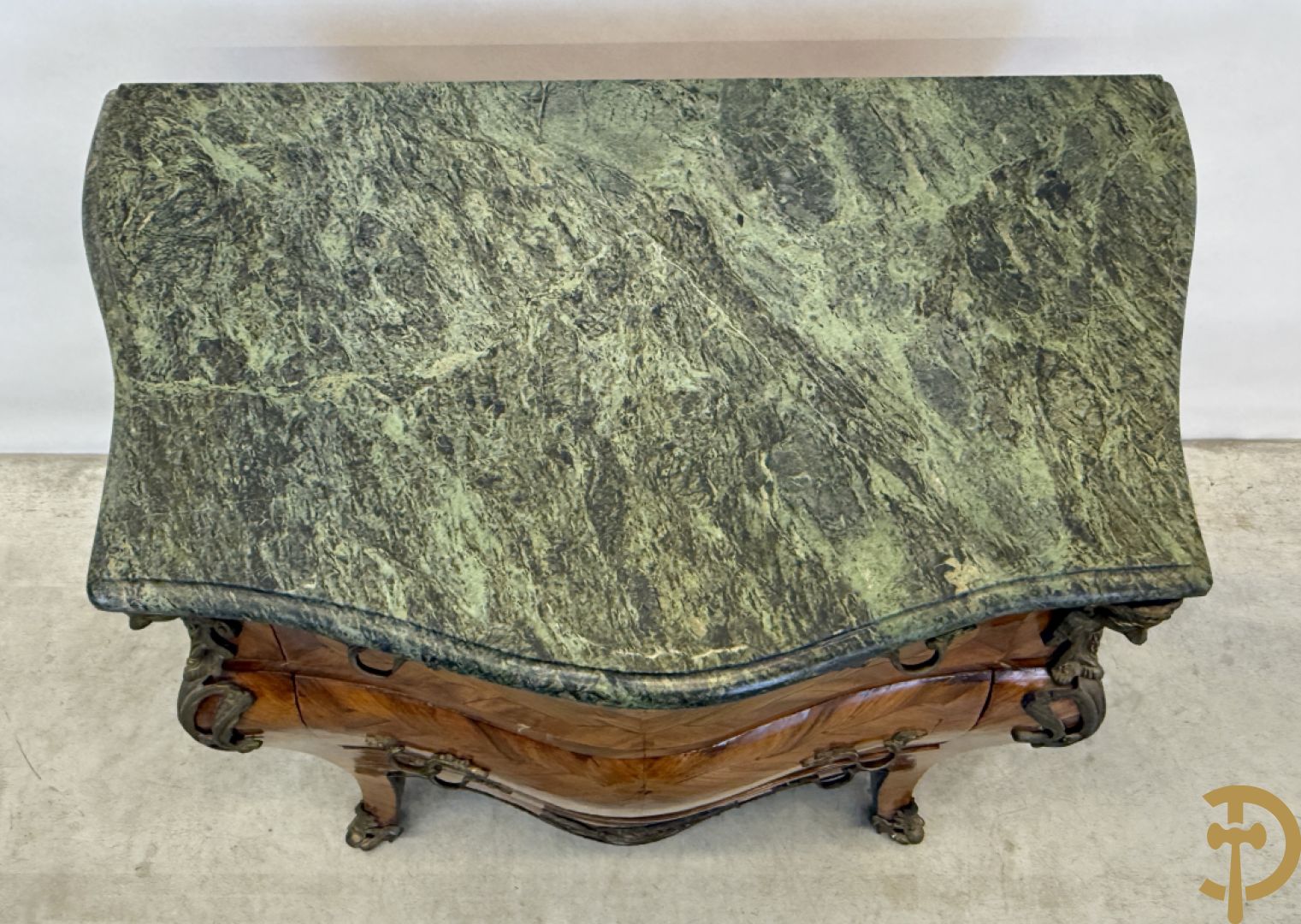 Notelaren drielandencommode met bronsbeslag en groen marmeren blad