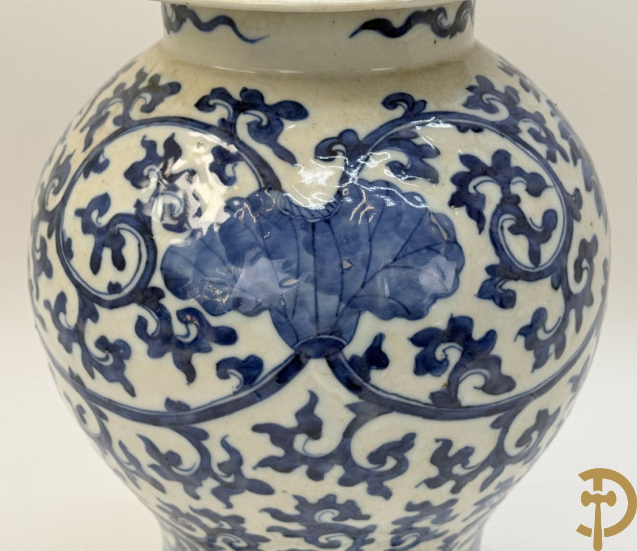 Paar Chinese dekselpotiches in blauw wit porselein met bloemendecor en accanthusranken