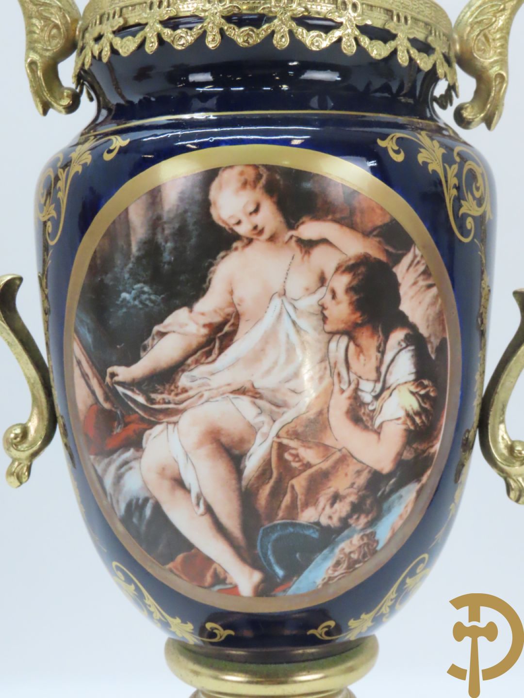 Twee porseleinen Stijl Sèvres cassolettes + dekselpotiche met bloemendecor + vijfarmige kandelaar Sèvres stijl, ACF