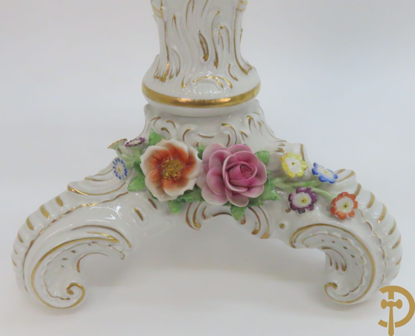 Driearmige porseleinen kandelaar met bloemenmotieven, onderaan gemerkt Plaue + porseleinen coupe Plaue + Limoges schenkkan met bloemendecor