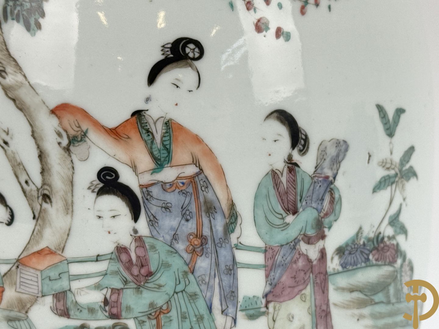 Paar Chinese porseleinen vazen met geisha decor en dames in landschap