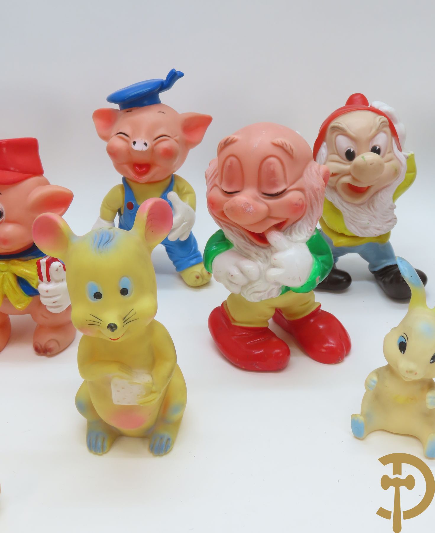 Gummi speelgoedfiguren Walt Disney Productions : 2 biggetjes, Donald Duck 1962, Huey, 3 dwergen + speelgoedfiguren van Rubber Toys : muis en Hollands Boerinnetje + beertje van Hanna Barbera 1965