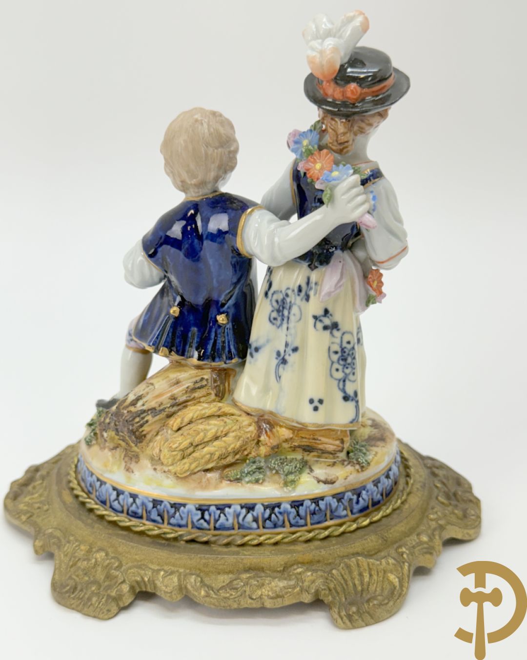 Paar gekleurde porseleinen sierbeeldjes op bronzen voet, Capo di Monte + 2 sierbeeldjes op bronzen voet