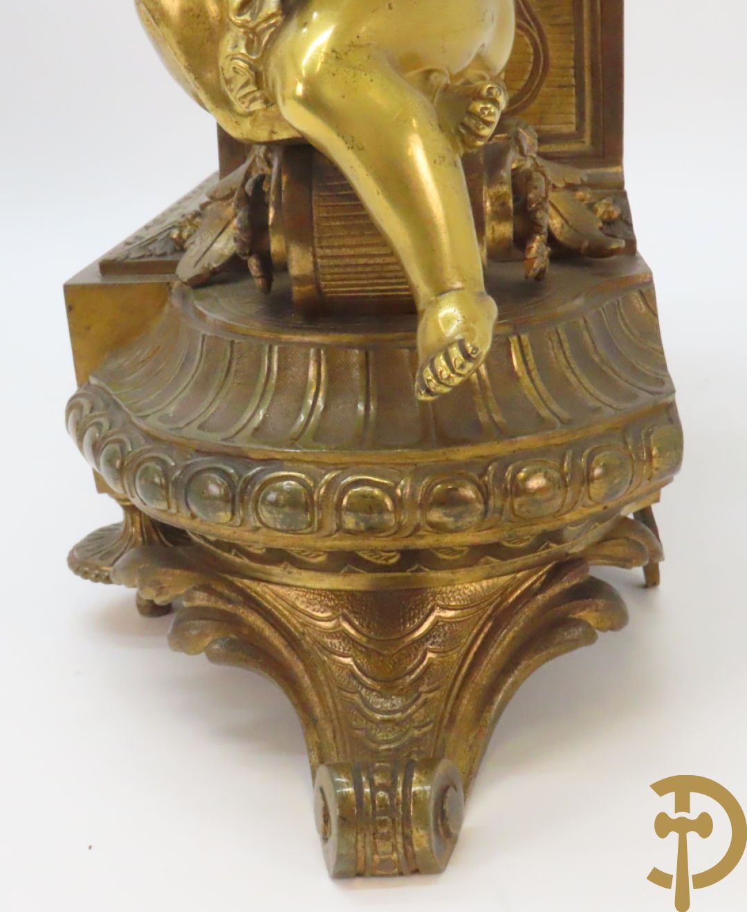 Driedelige bronzen garnituur bezet met Sèvres porselein bestaande uit pendule geflankeerd door paar cupido