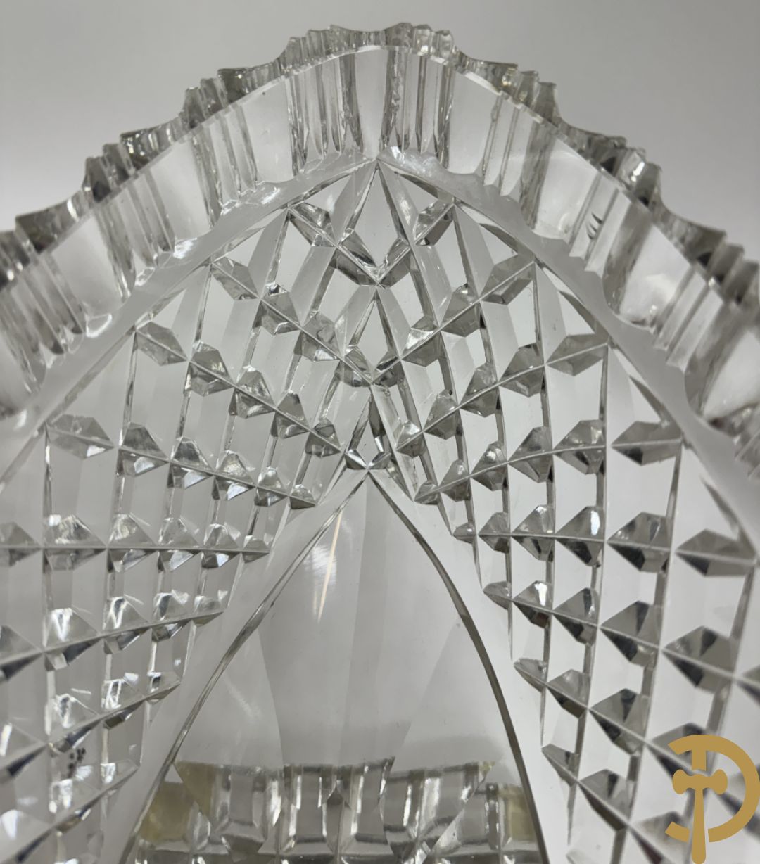 Helder kristallen geslepen coupe + 2 dragoirs in kristal gefacetteerd + 3 kristallen vazen + glazen vaas