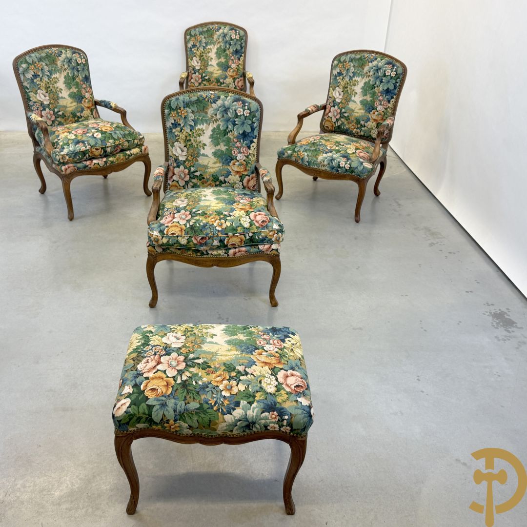 Vier notelaren armzetels bekleed met bloemenstof, met gezwaaide armleuningen op voluutvormige poten + bijhorend voetbankje