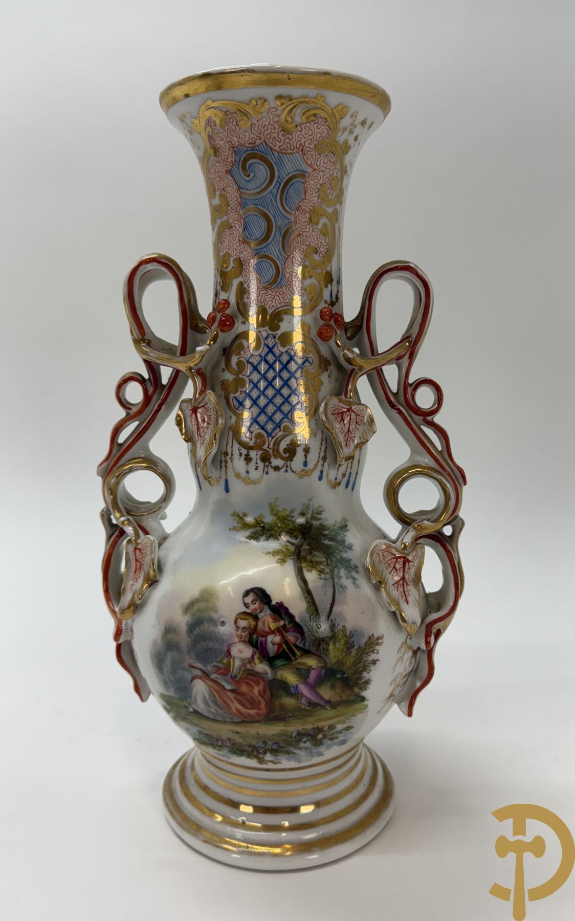 Paar Vieux Paris vazen met romantisch handbeschilderd tafereel