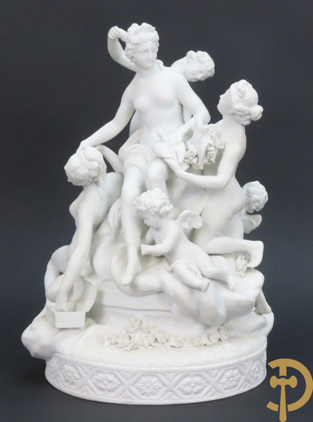 Porseleinen sierbeeld met 4 naakte dames en cupido bezet met bloemenkransen, Sèvres gemerkt