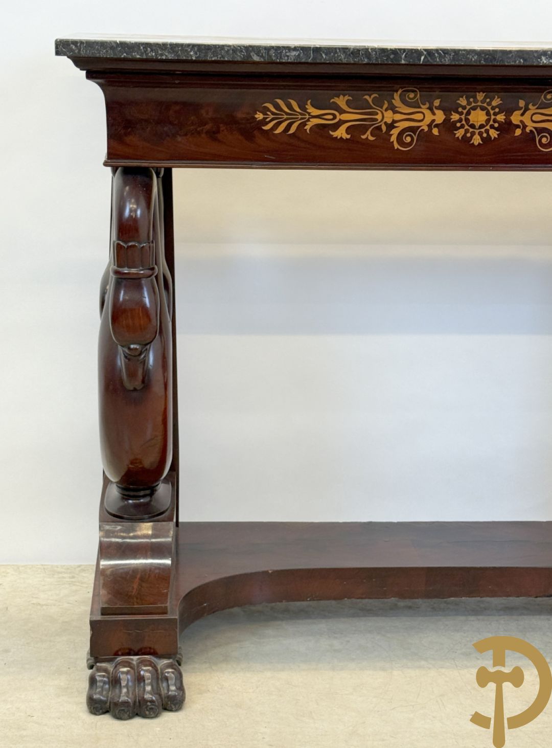 Mahoniehouten console met lade, voluutvormige zwanehalzen en marmeren blad