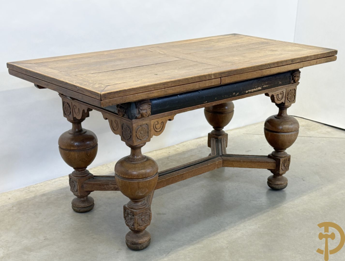 Eiken Neo Renaissance bolpoottafel bezet met rosassen en gesculpteerde kinderkopjes