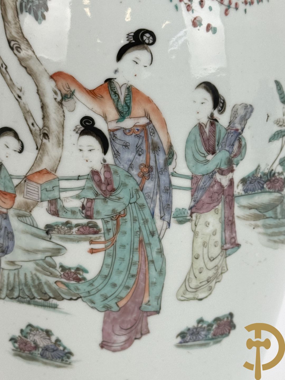 Paar Chinese porseleinen vazen met geisha decor en dames in landschap